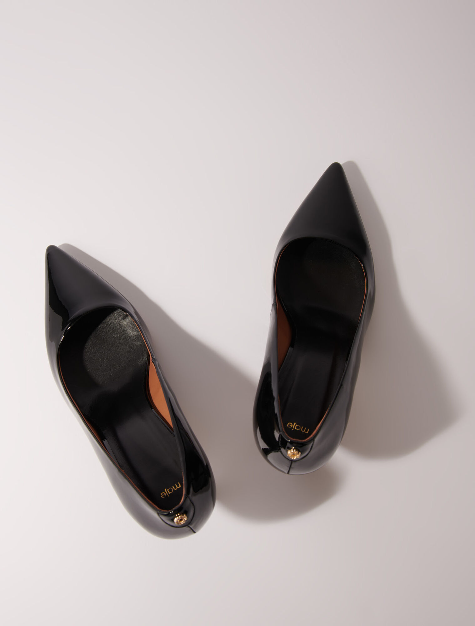 Tacones de punta fina de cuero