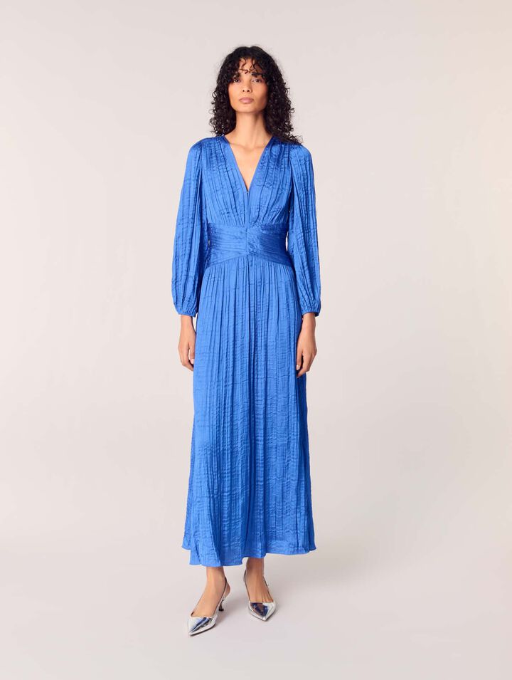 Vestido largo satinado y plisado