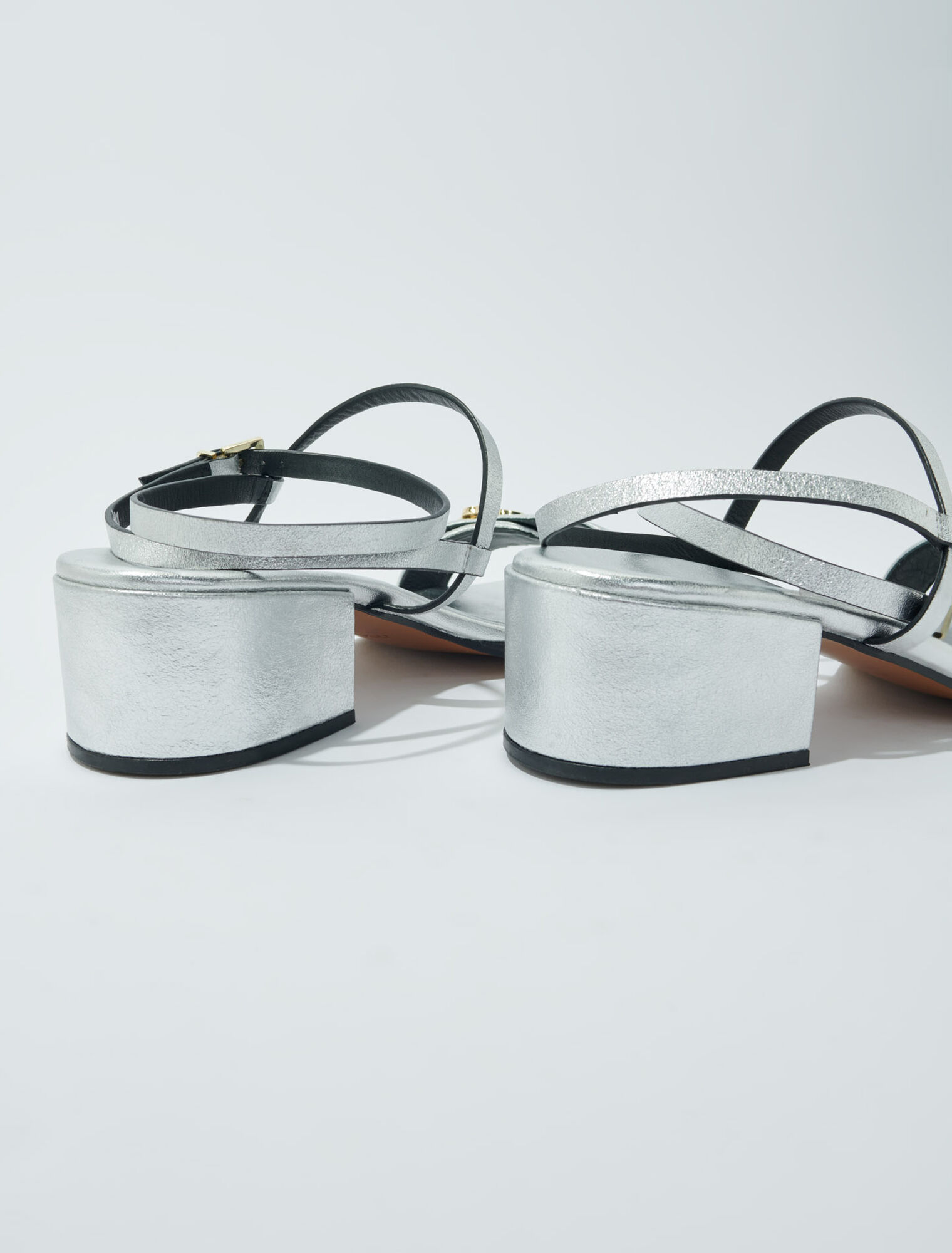 Sandalias con tiras de piel
