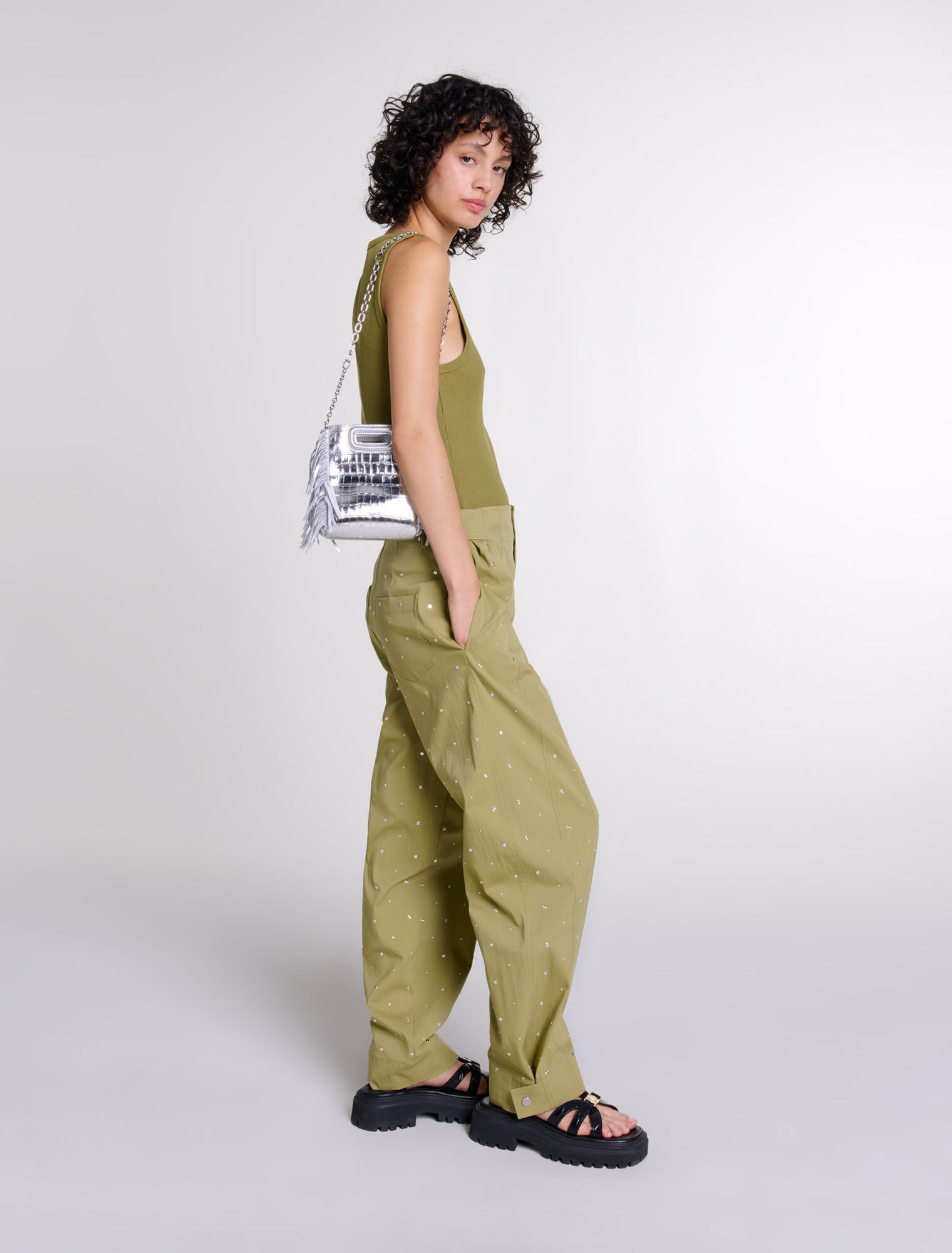 Pantalón baggy con tachuelas