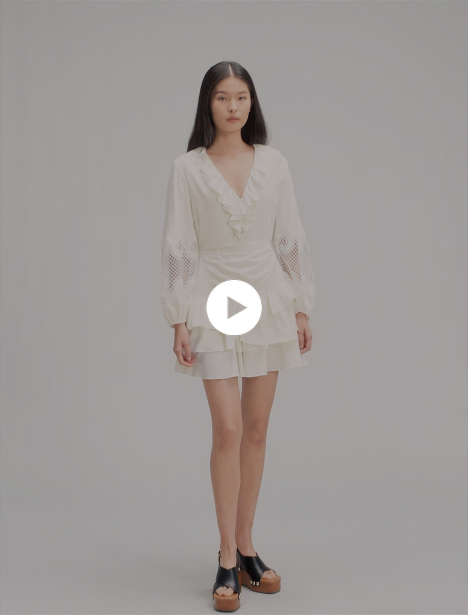 Vestido con volantes y mangas bordadas
