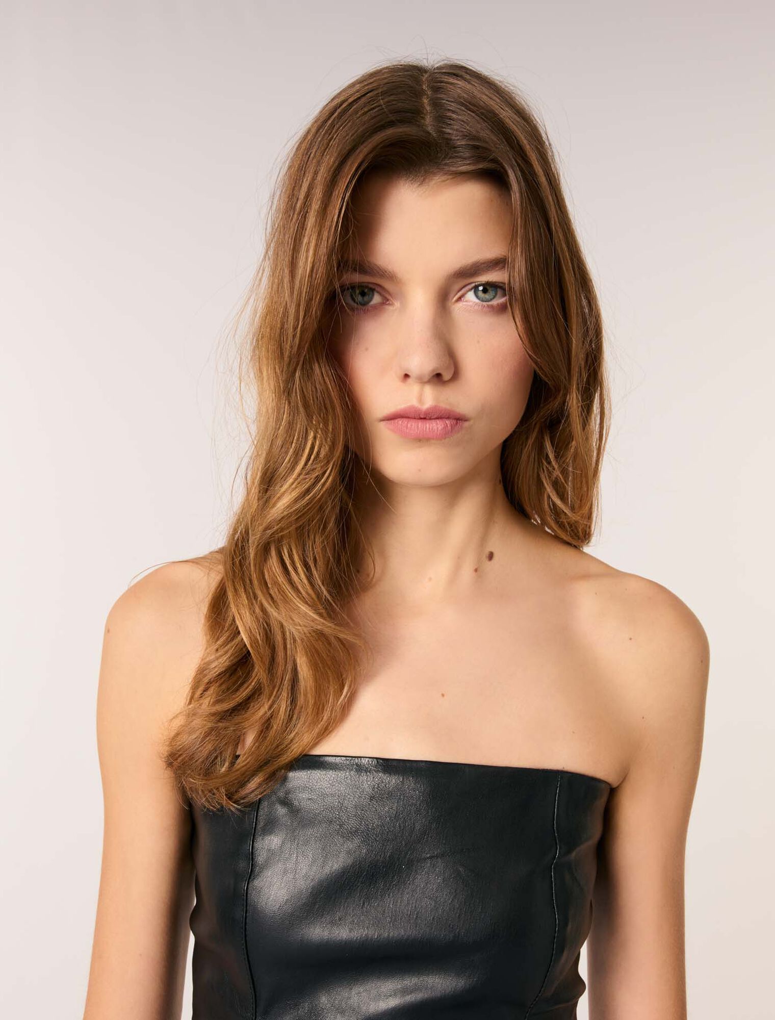 Vestido con corpiño de piel elástica
