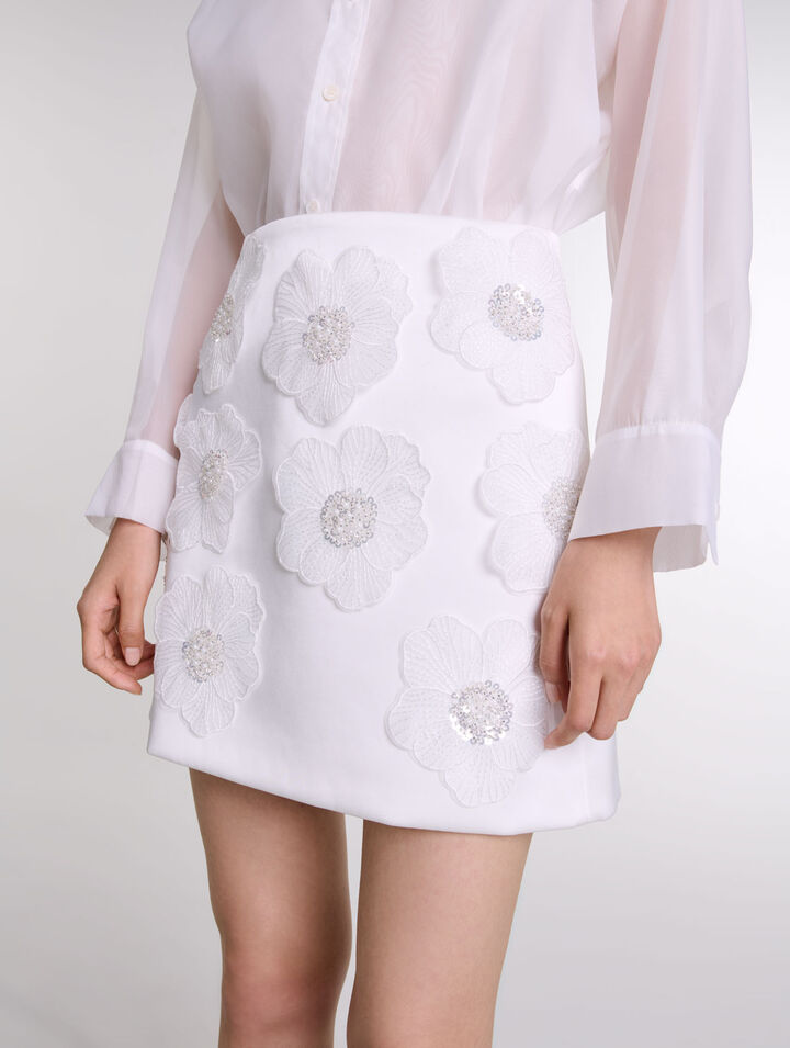 Falda satinada con flores