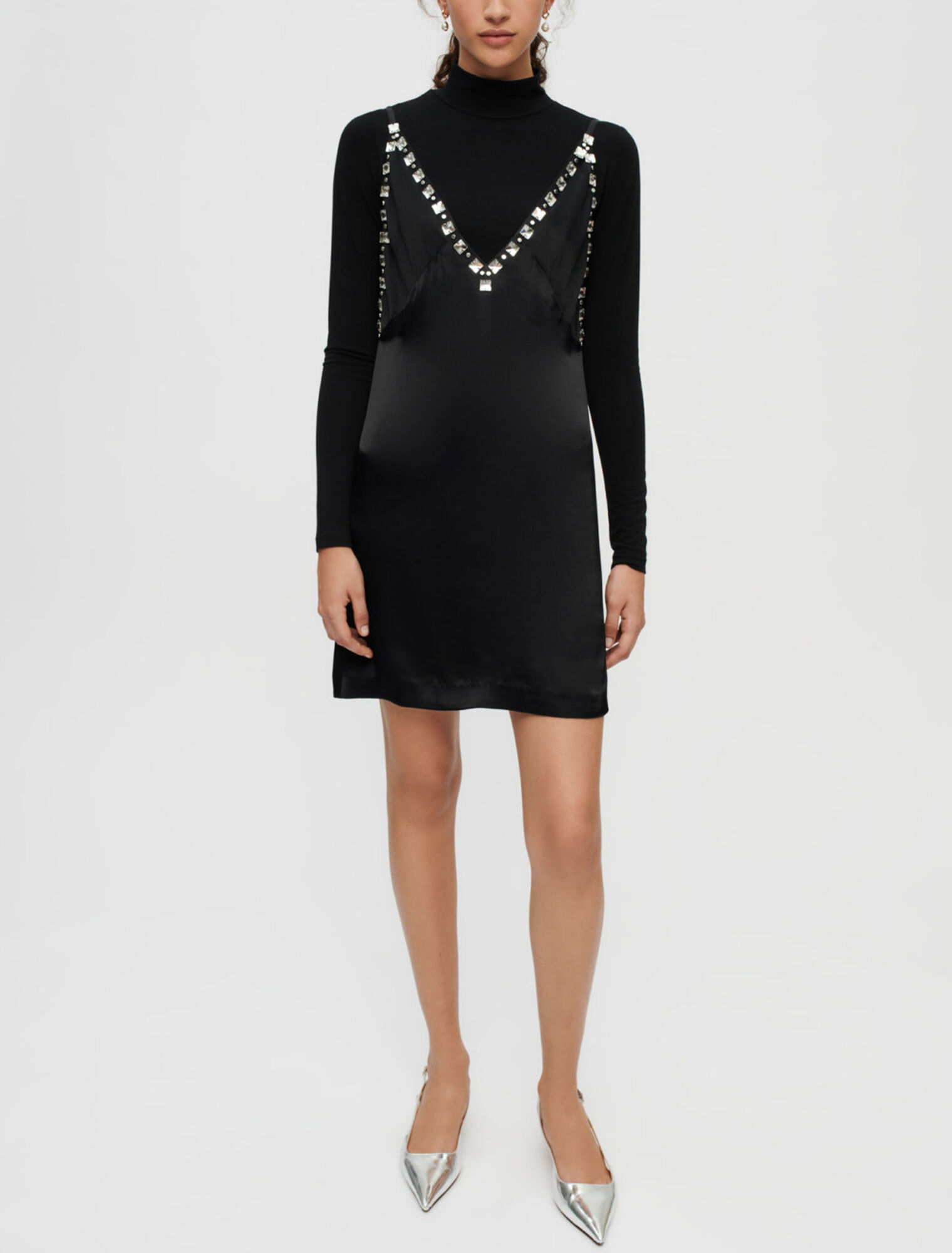 Vestido de satén negro con tirantes joya