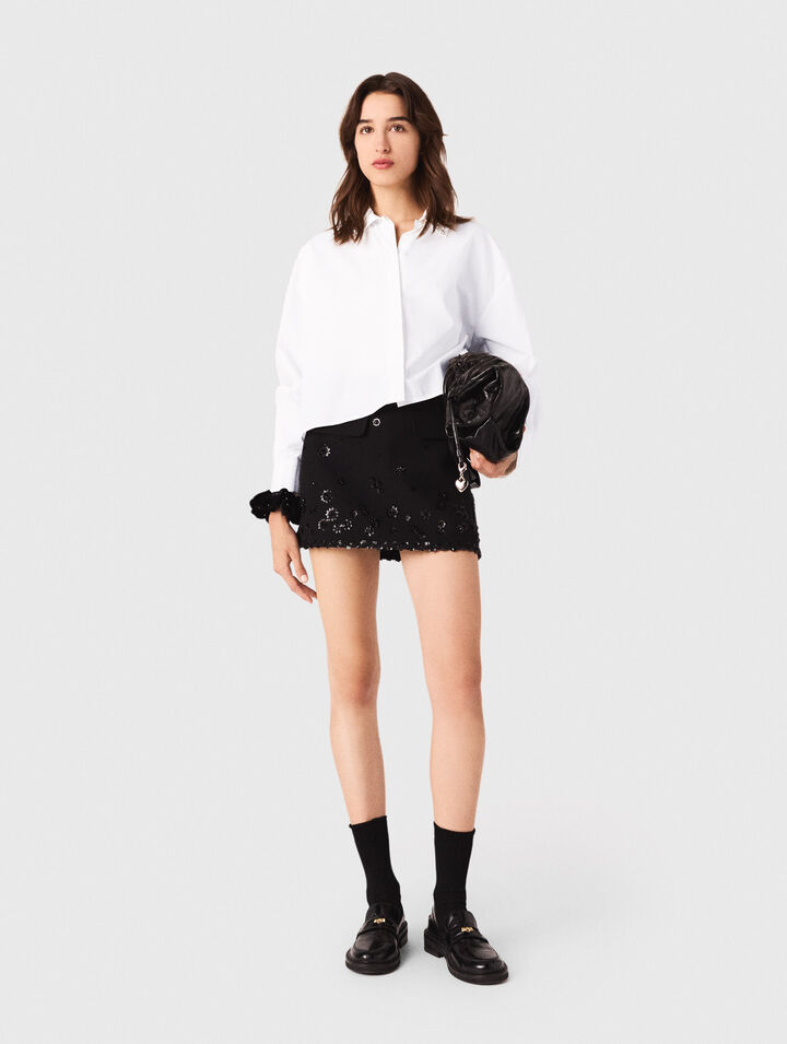 Pantalón corto trampantojo bordado