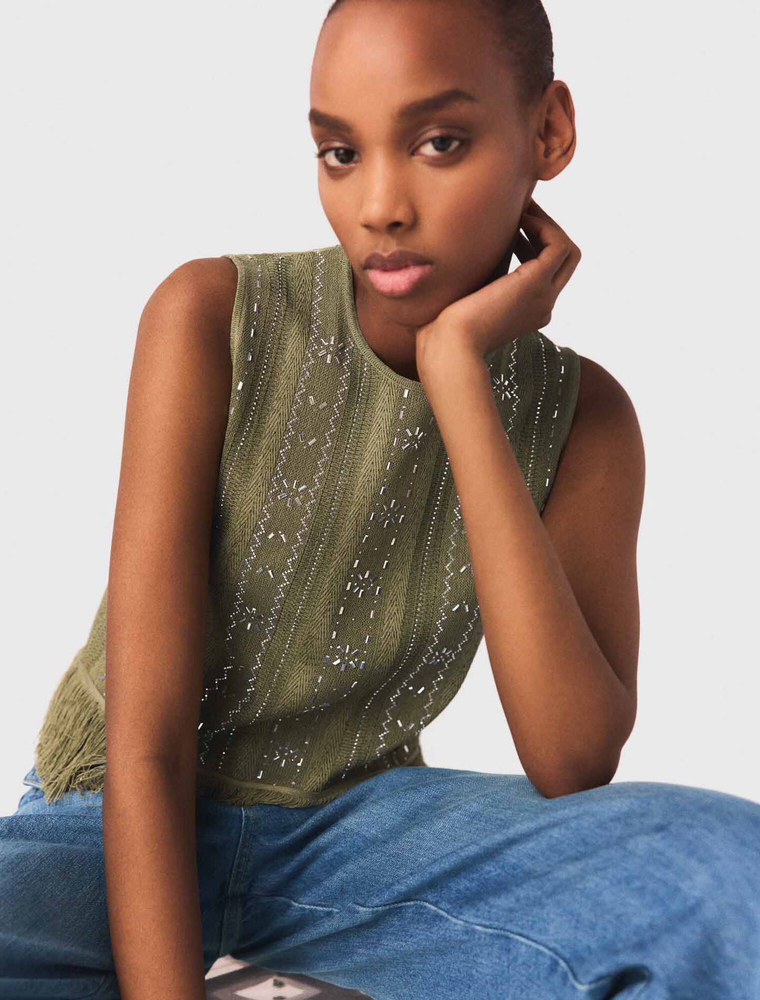 Top con flores de strass y flecos