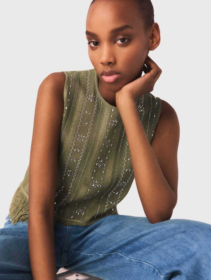 Top con flores de strass y flecos