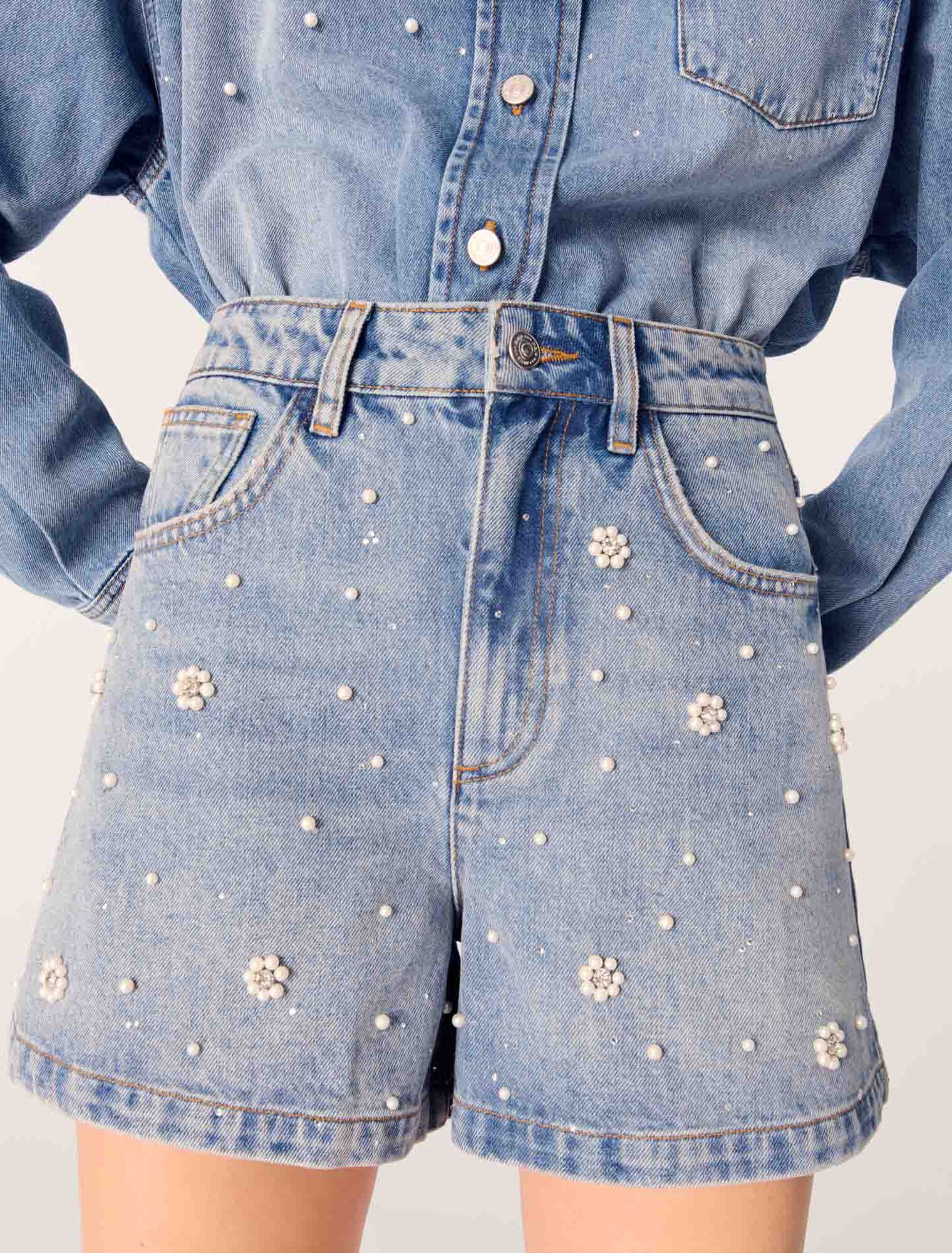 Short vaquero con perlas bordadas