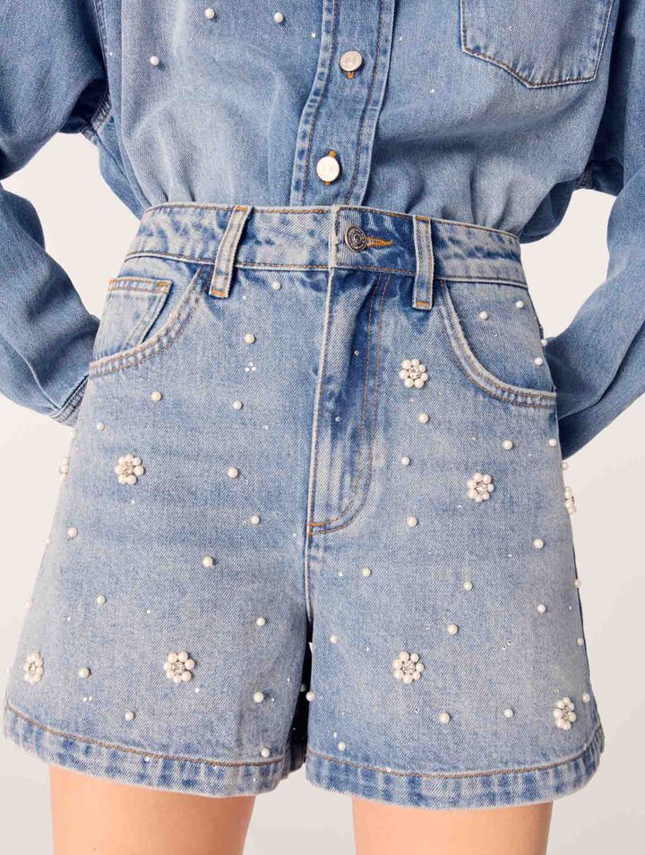 Short vaquero con perlas bordadas