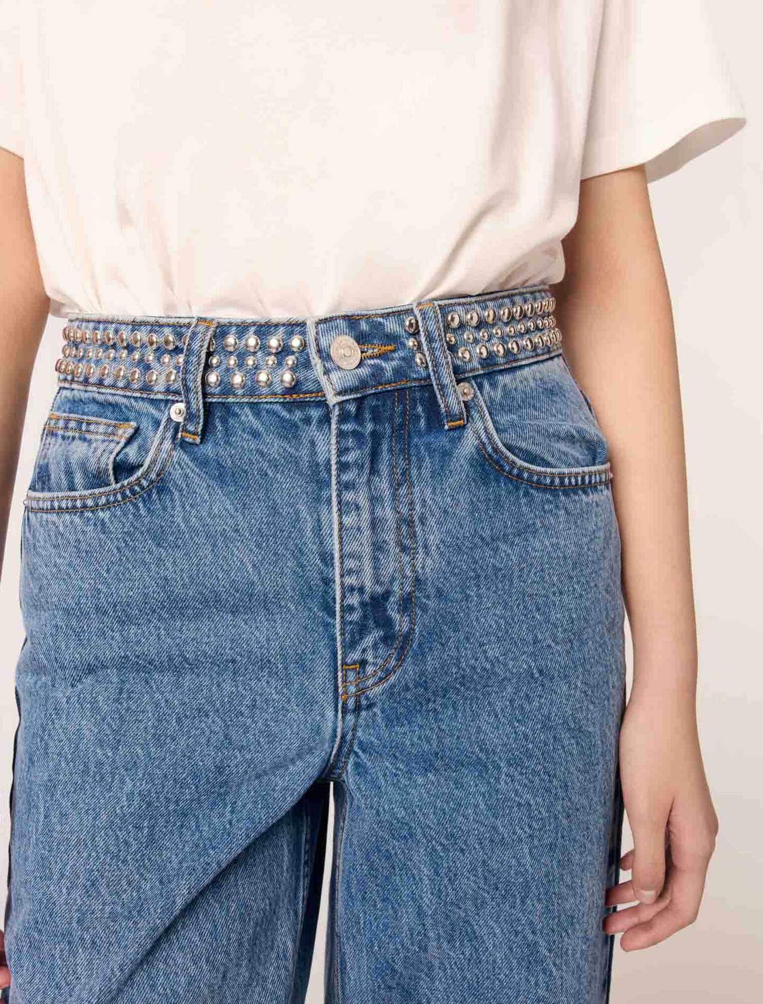 Jeans flare con cintura de clavos