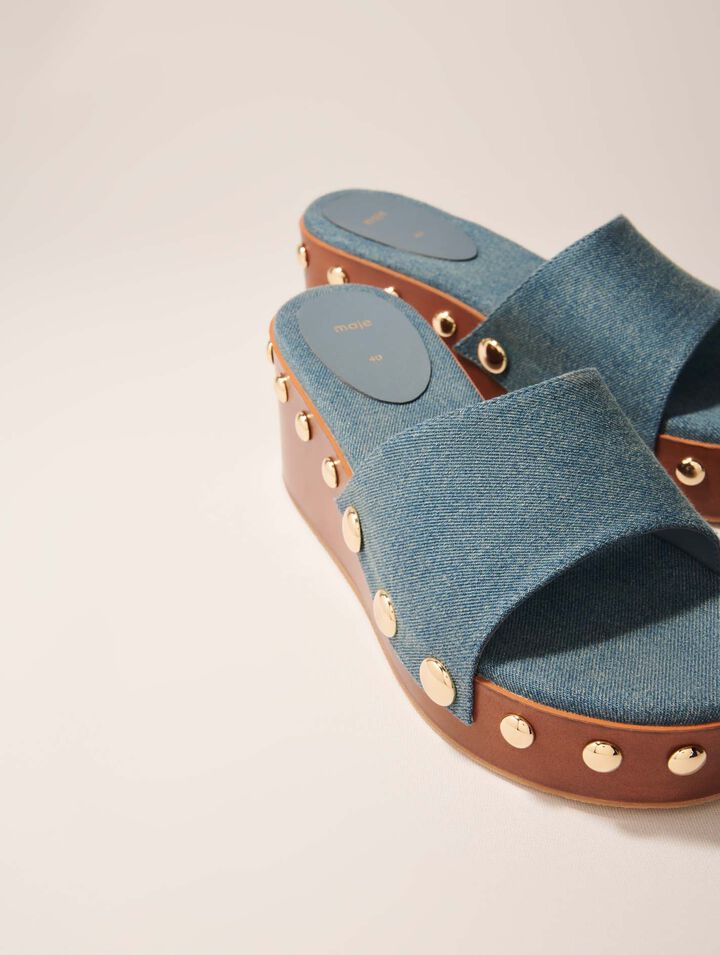 Mules denim de cuña con tachuelas