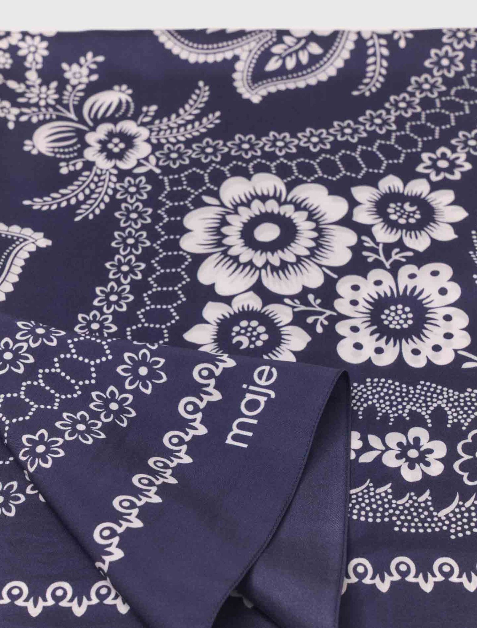 Pañuelo 90x90 de seda estampado
