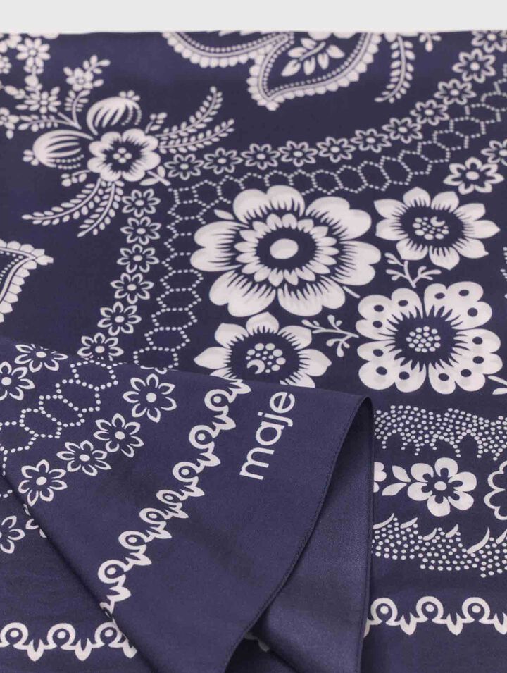 Pañuelo 90x90 de seda estampado