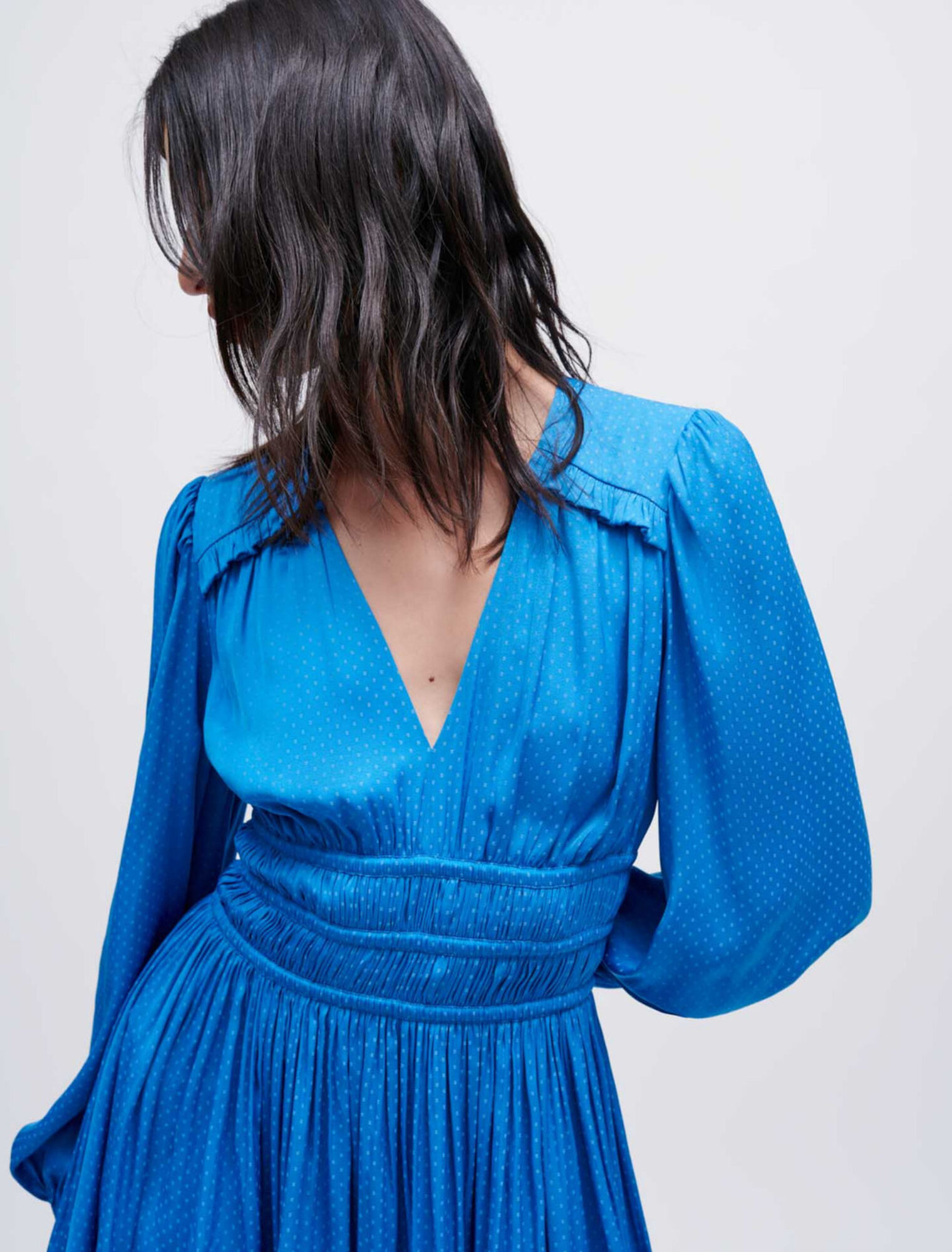 Vestido de raso con volantes