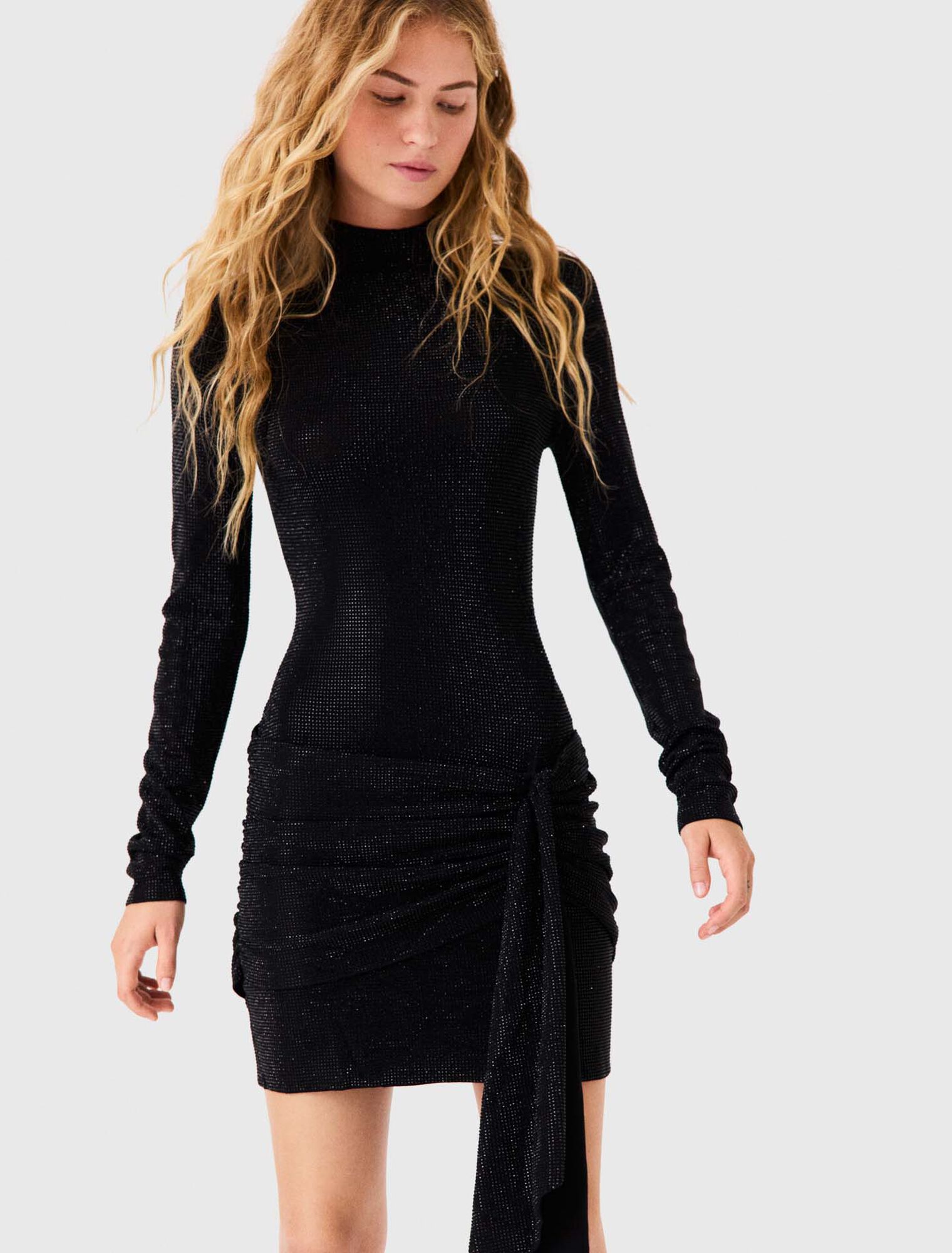 Vestido corto con strass y lazo