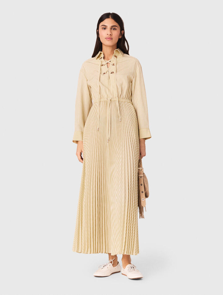 Vestido largo plisado con ojales
