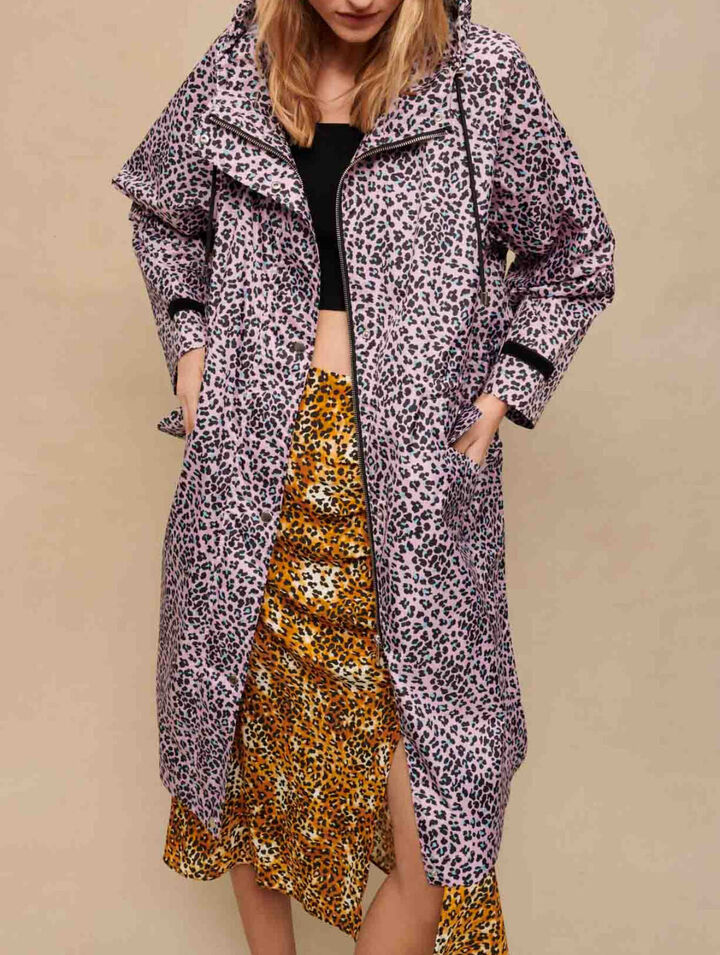 Abrigo hidrófugo con estampado leopardo