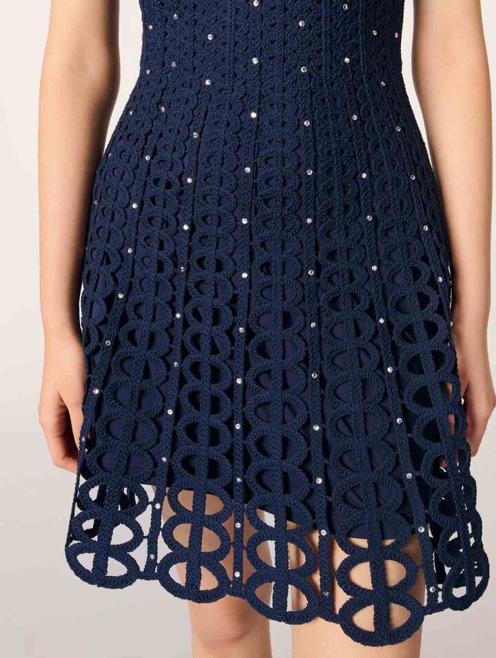 Vestido corto de ganchillo y strass