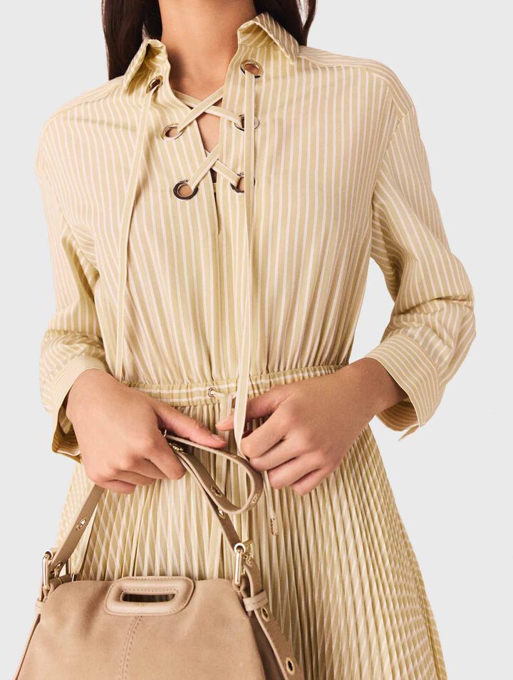 Vestido largo plisado con ojales