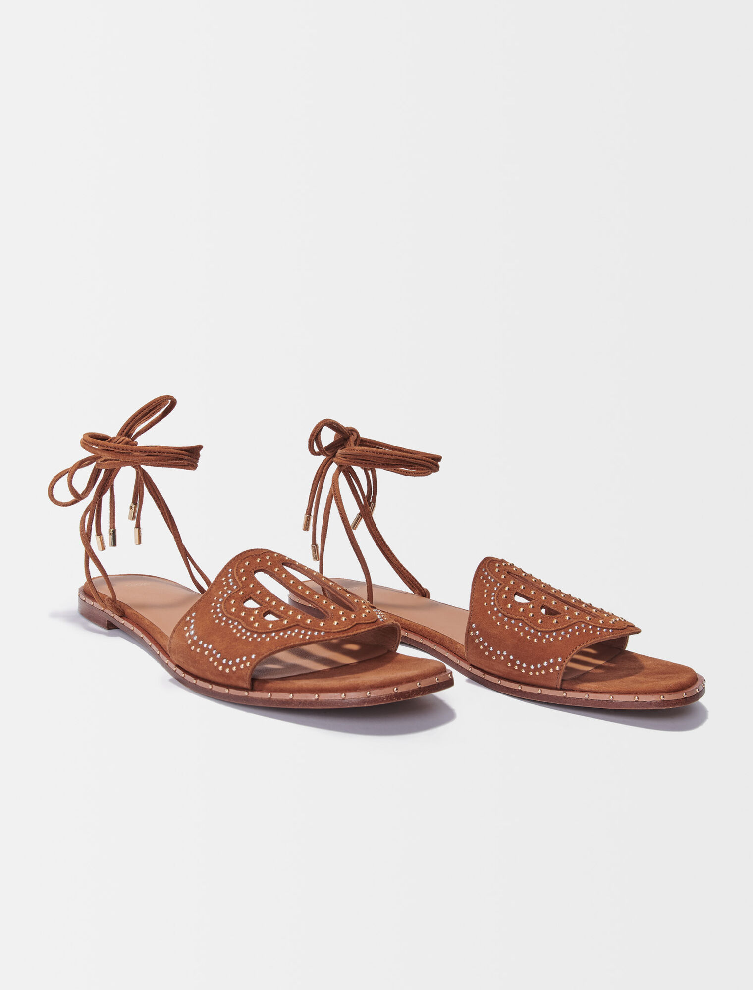 Sandalias planas con tachuelas