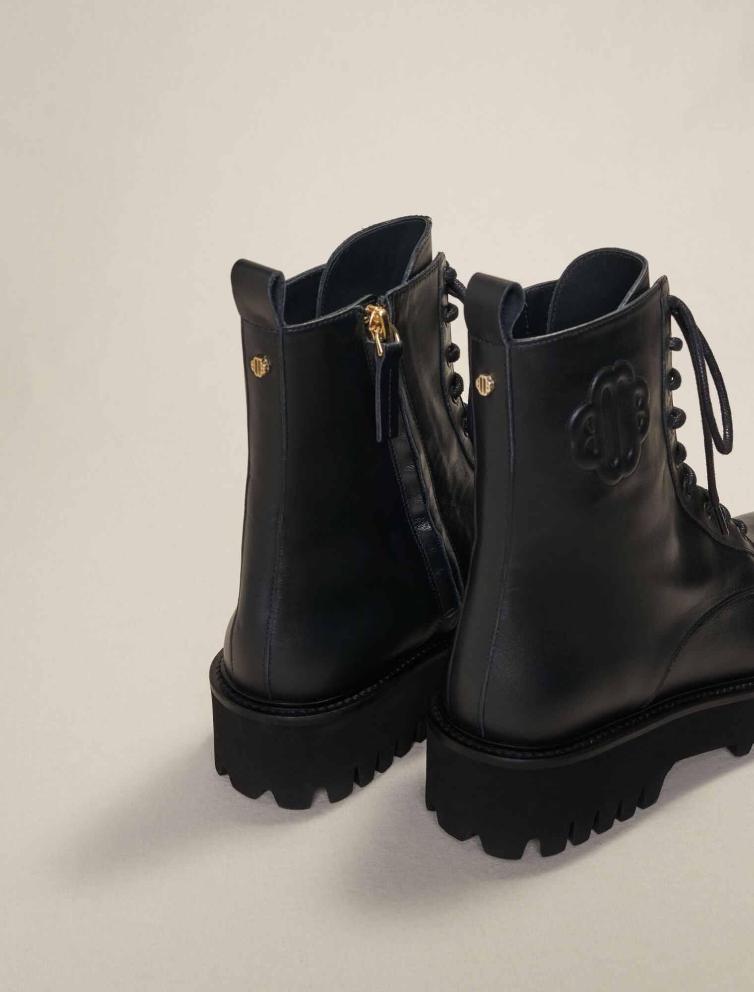 Botines negros de piel con cordones