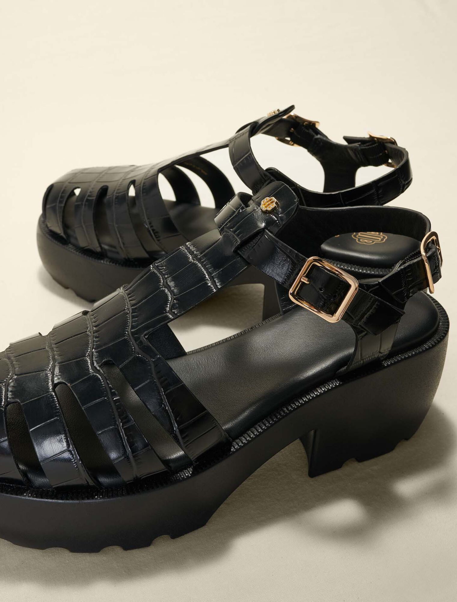 Sandalias de suela dentada en piel