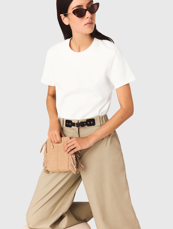 Camiseta con peque&ntilde;o logo bordado