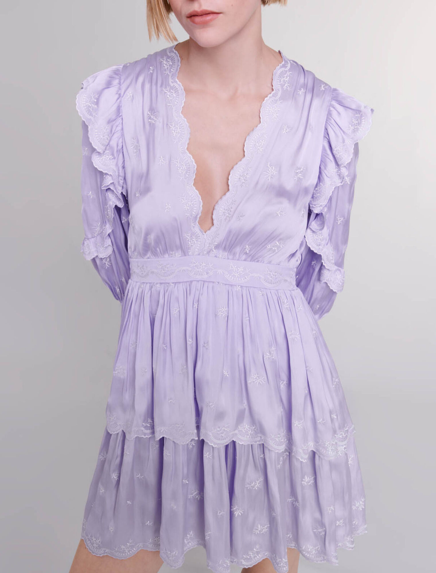 Vestido corto satinado y bordado