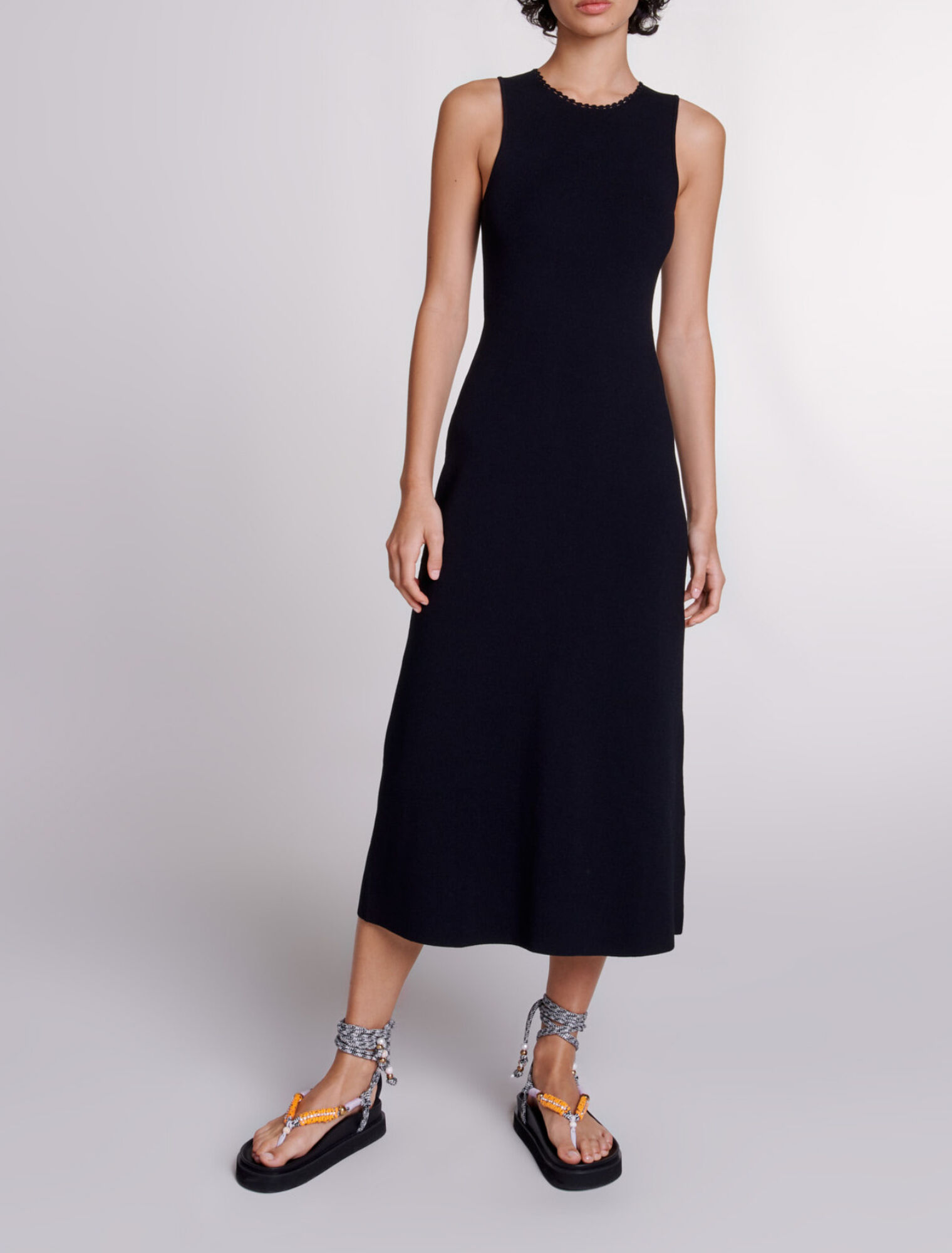 Vestido largo de punto con recortes