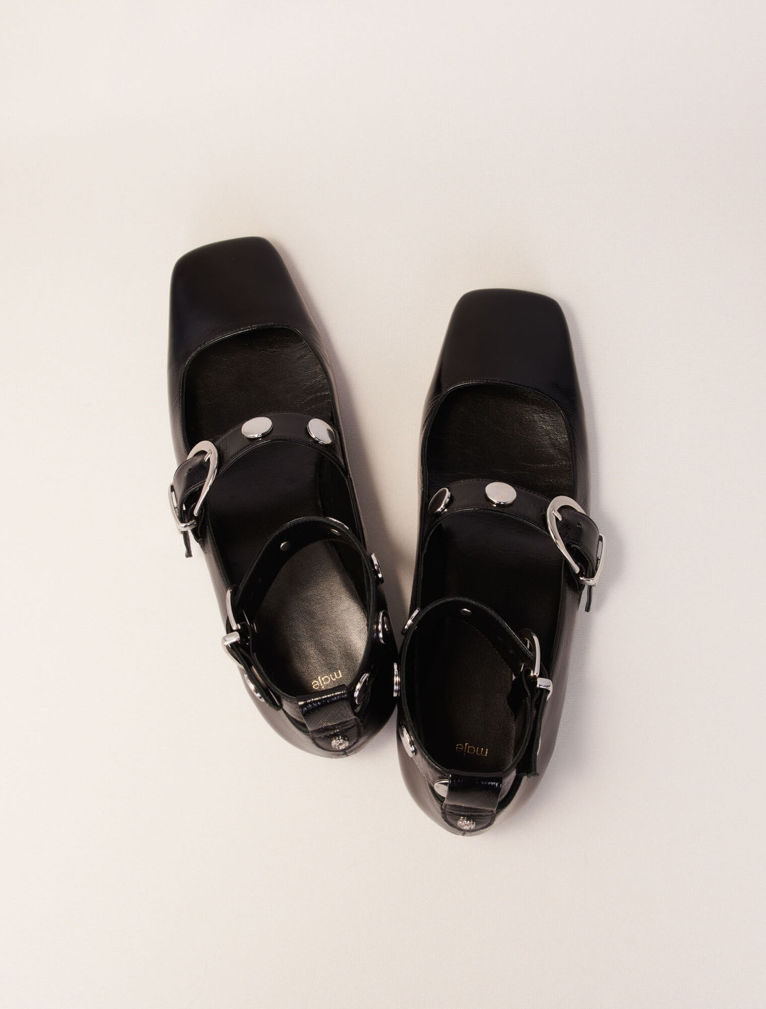 Babies de cuero con tachuelas