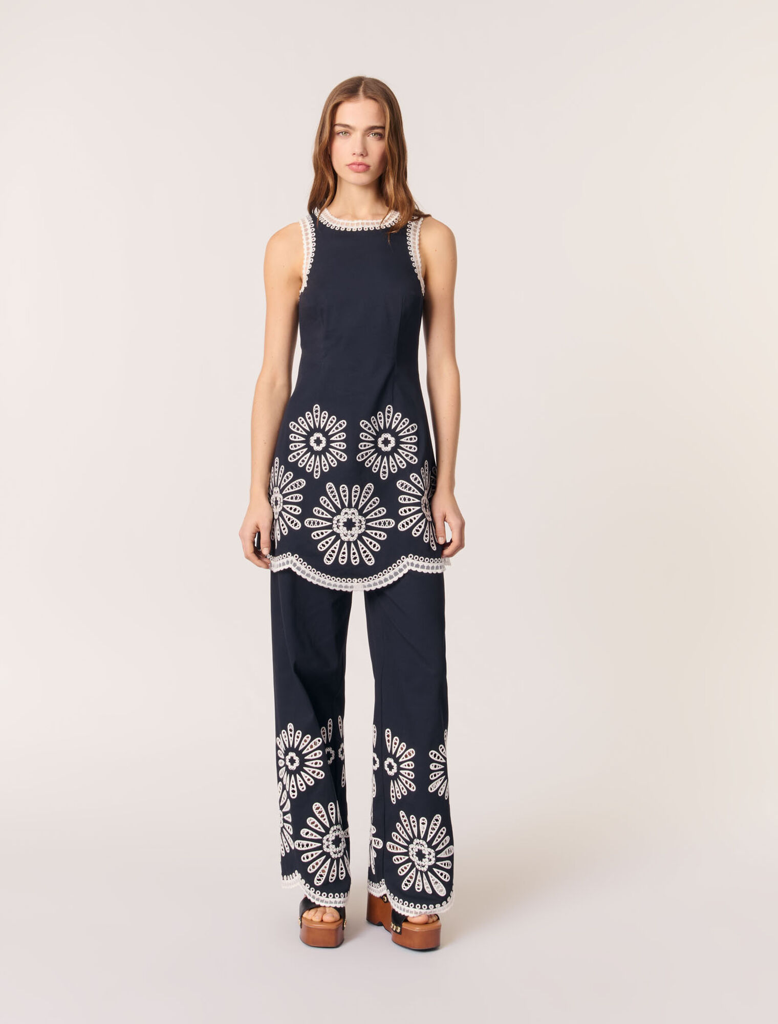 Vestido corto con detalles de ganchillo