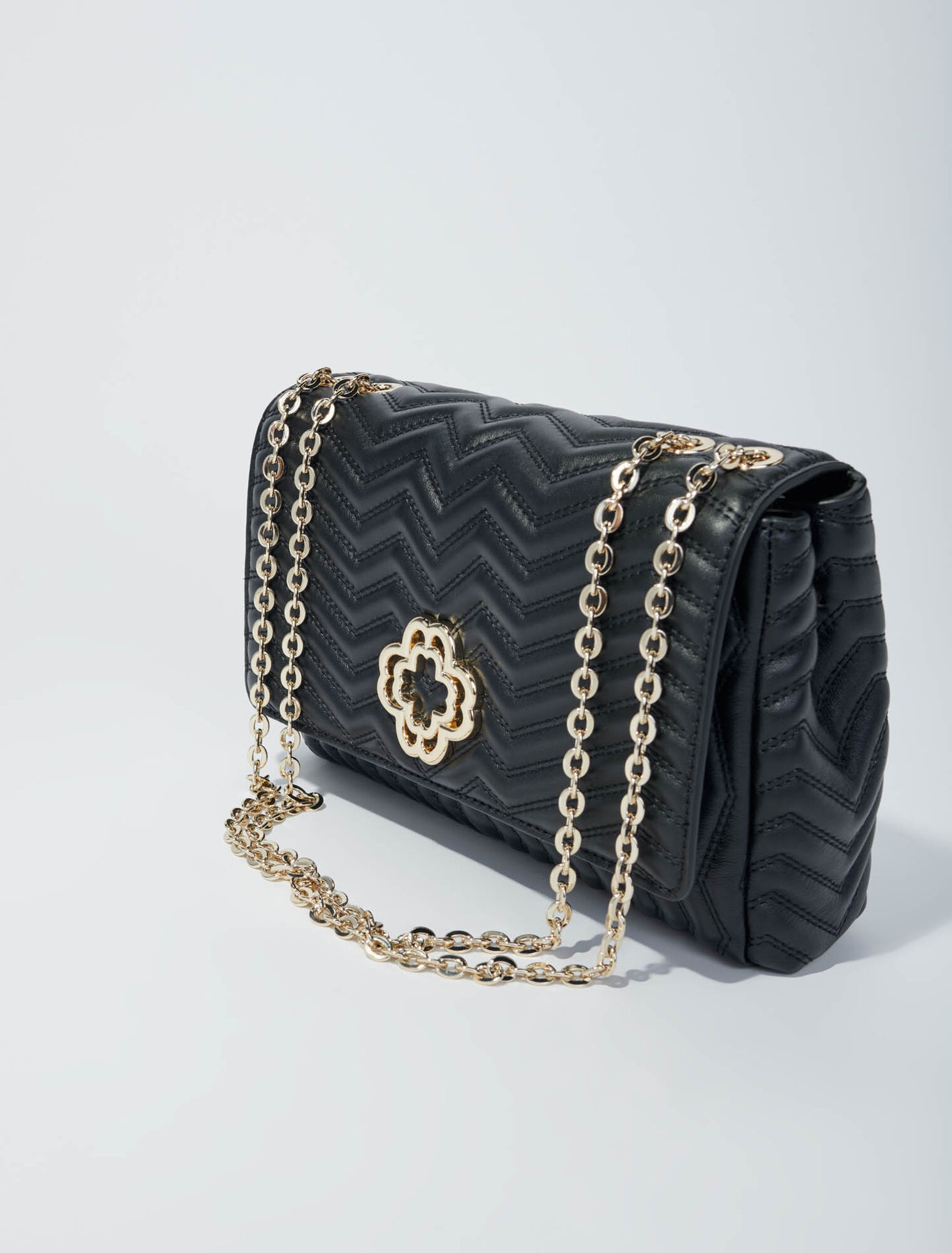 Bolso de piel con cadena