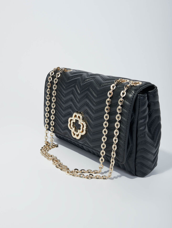 Bolso de piel con cadena