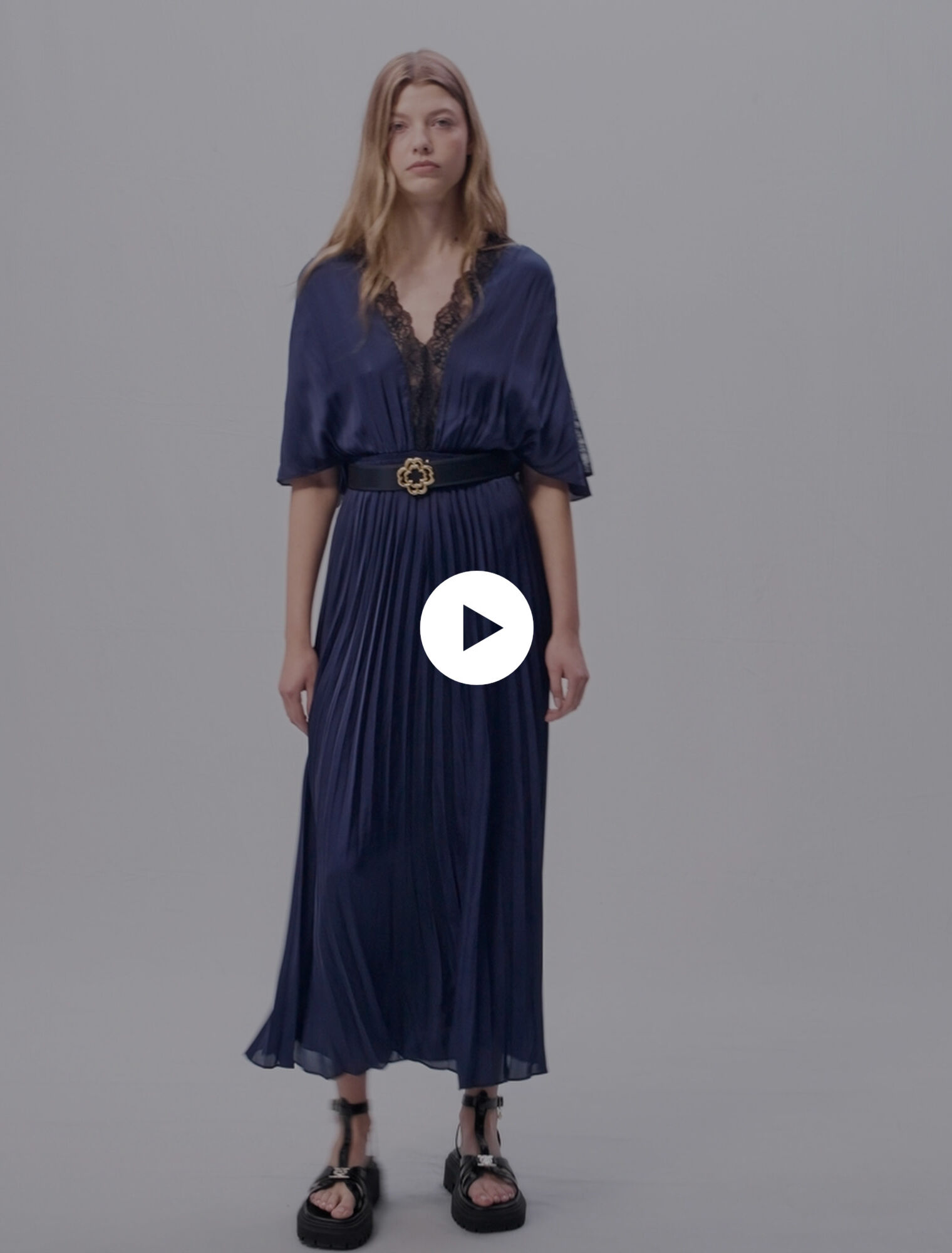 Vestido largo plisado con encaje