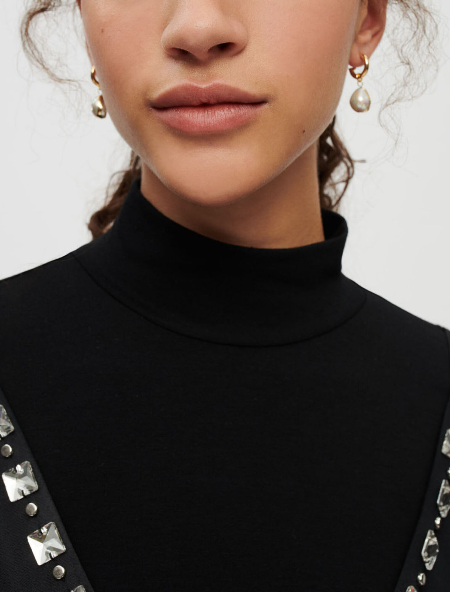 Vestido de satén negro con tirantes joya