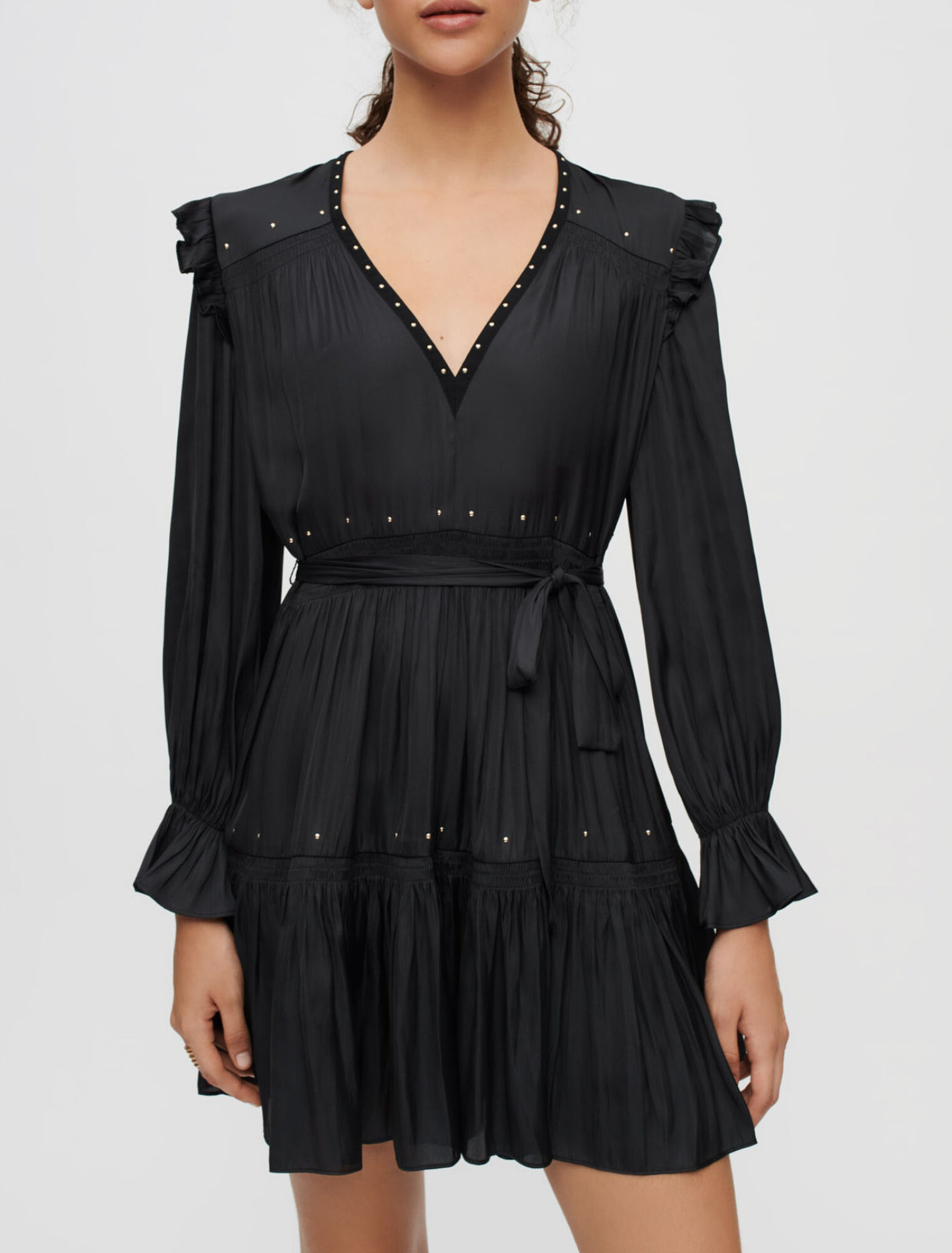 Vestido negro satén fluido tachuelas