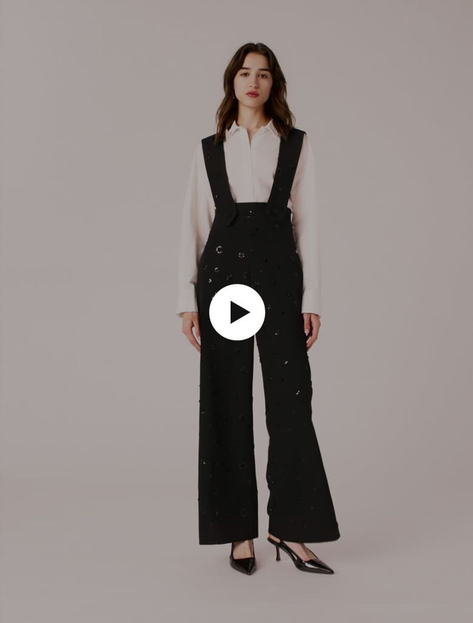 Pantalón con tirantes bordado