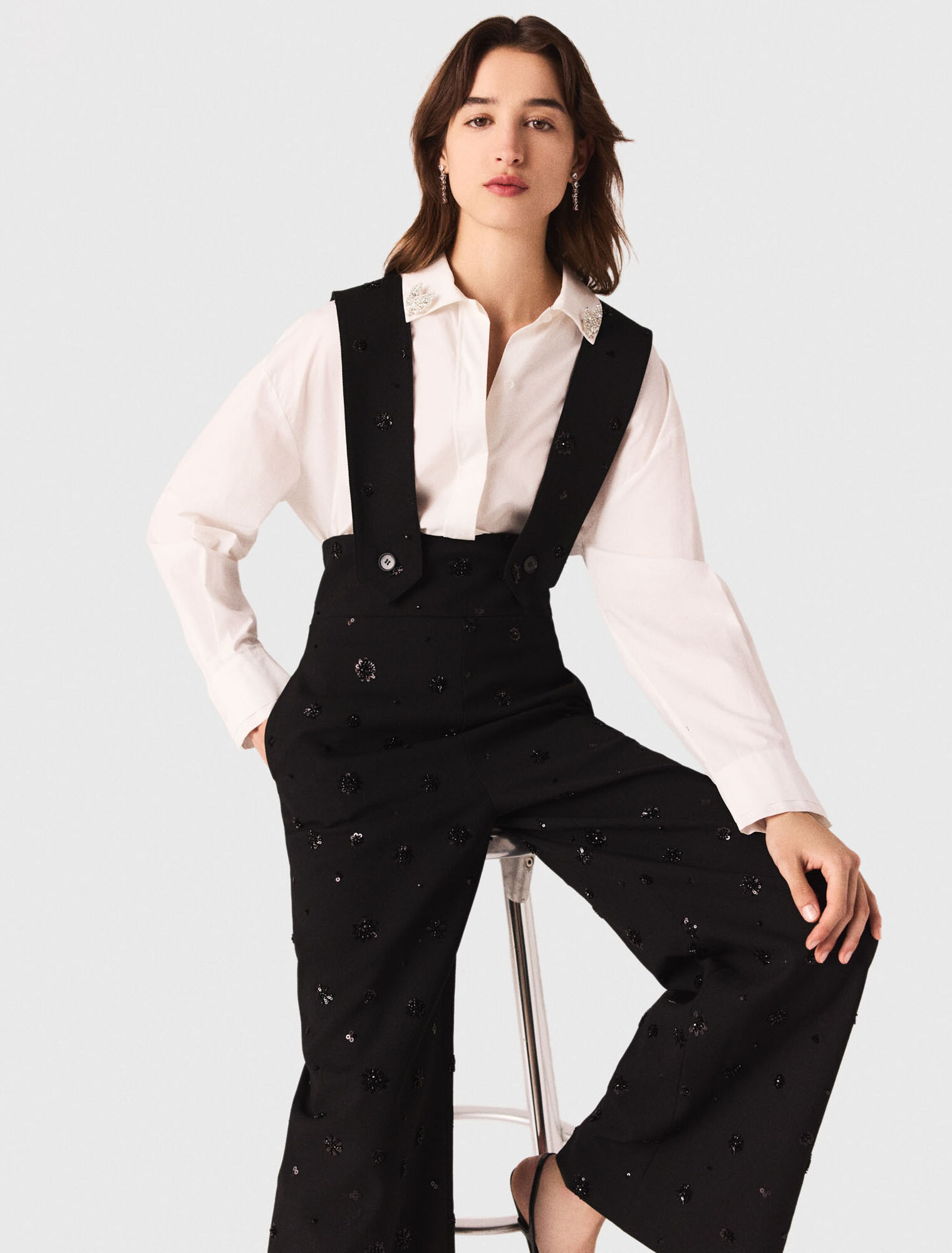 Pantalón con tirantes bordado