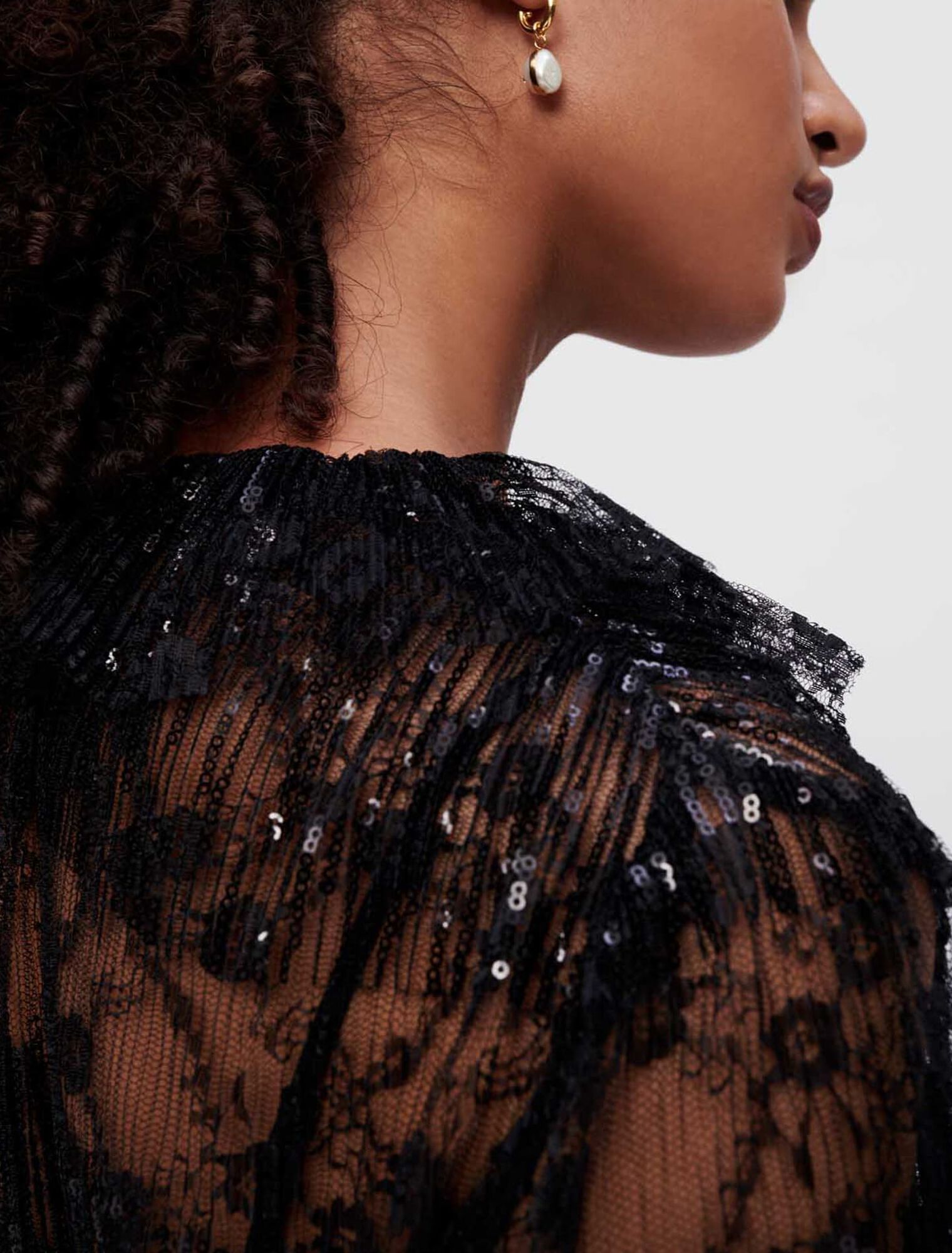Vestido negro de encaje plisado