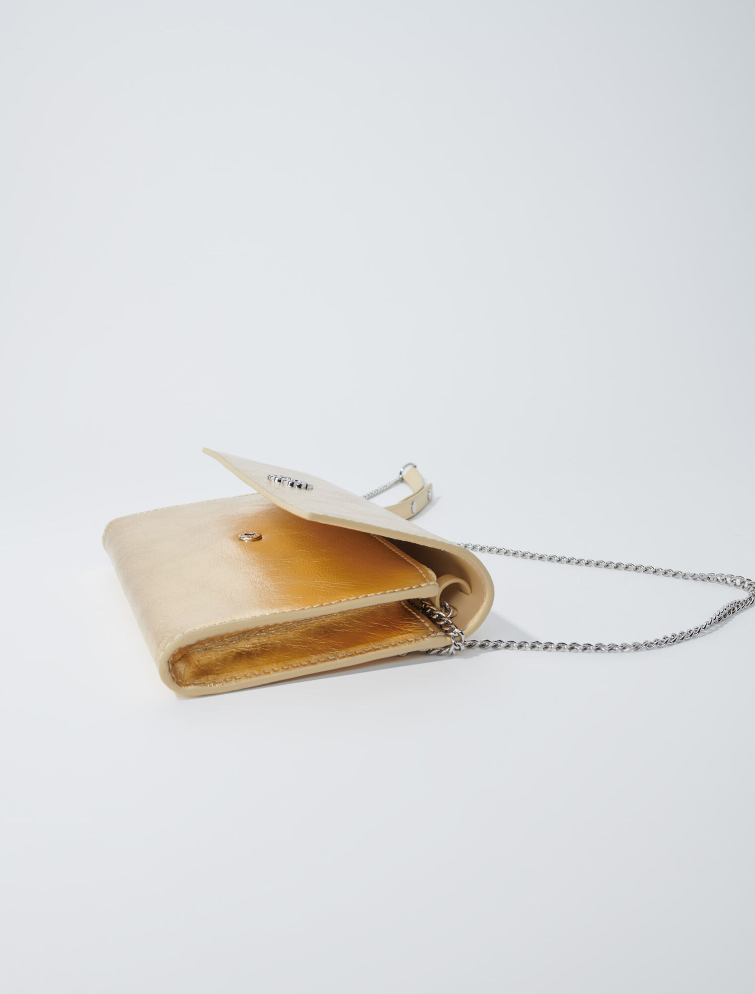 Cartera con cadena de piel