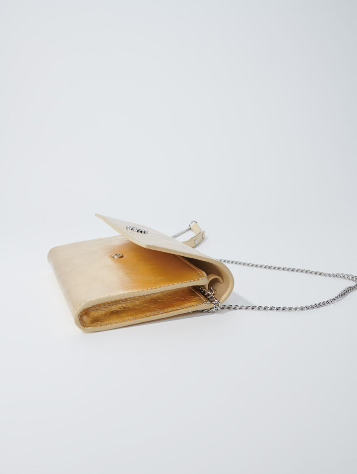 Cartera con cadena de piel