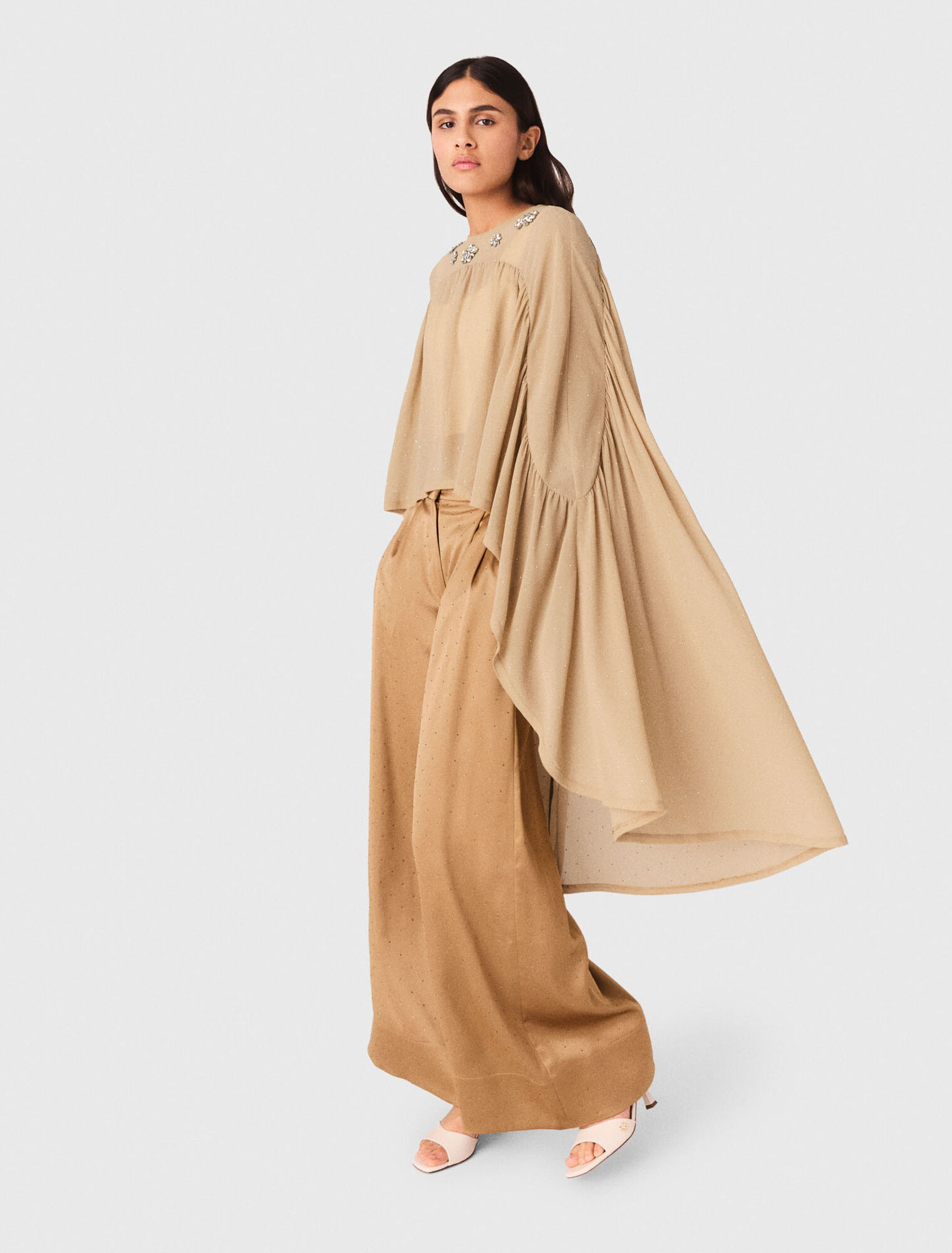 Top capa con cuello joya