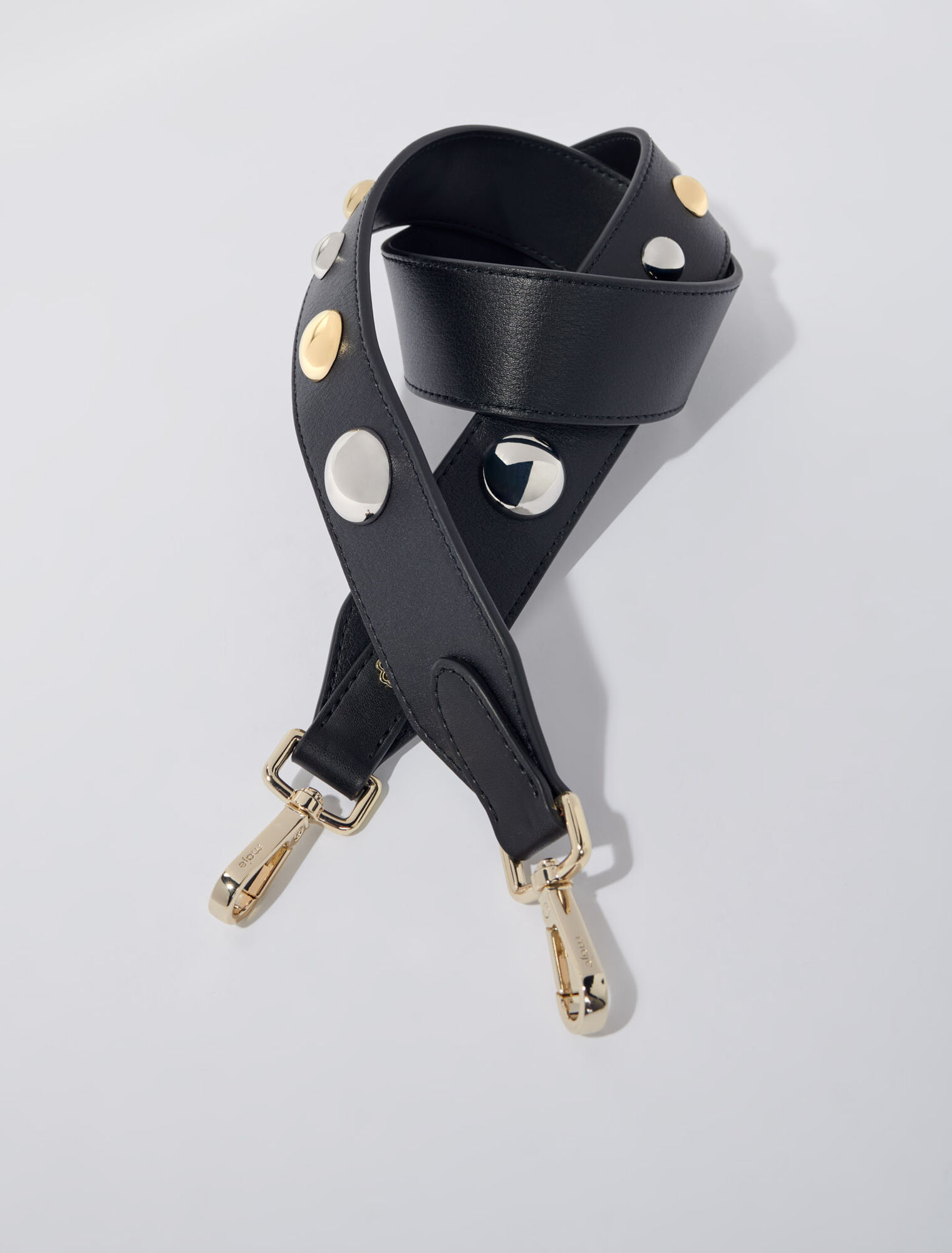 Bandolera de cuero con tachuelas