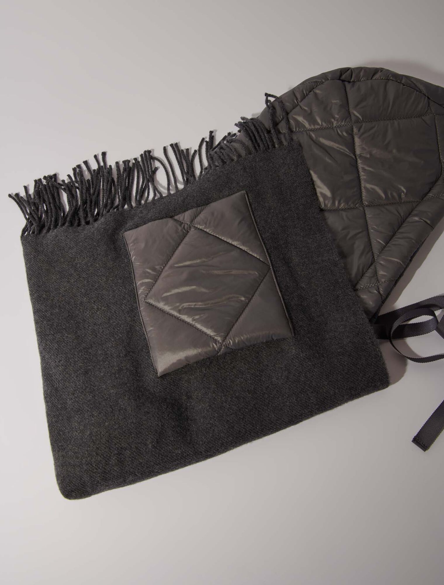 Poncho de lana con capucha
