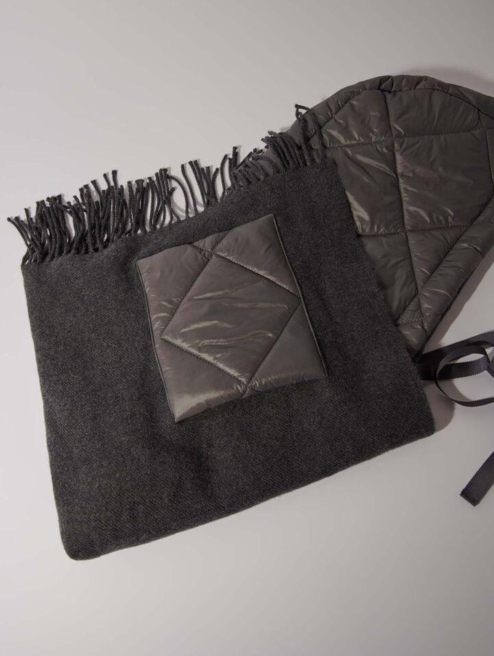 Poncho de lana con capucha