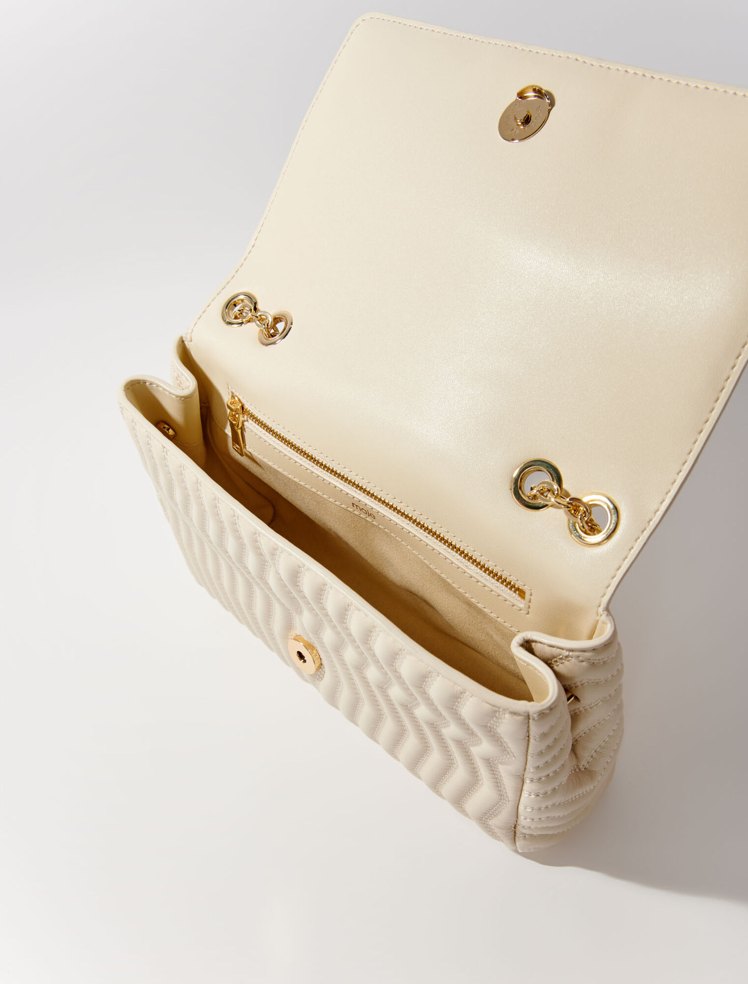 Bolso de piel con cadena