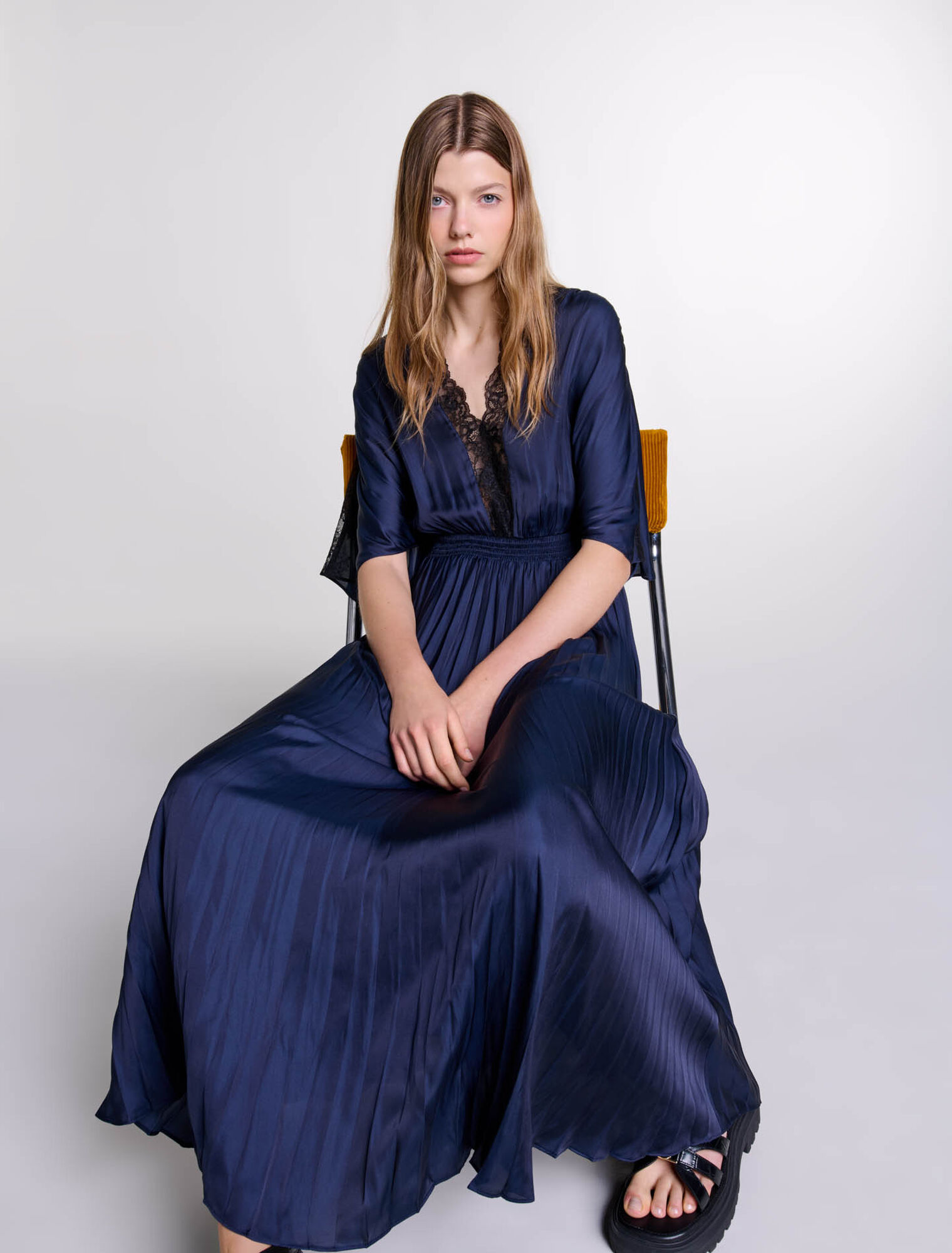 Vestido largo plisado con encaje