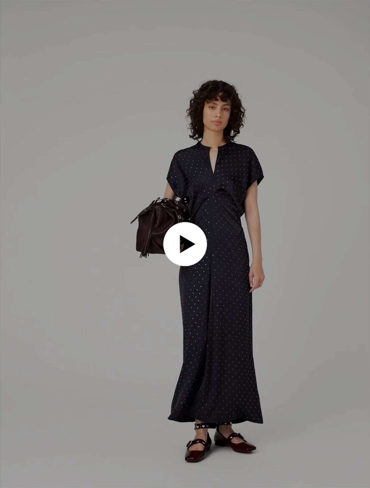 Vestido maxi de satén y tachuelas