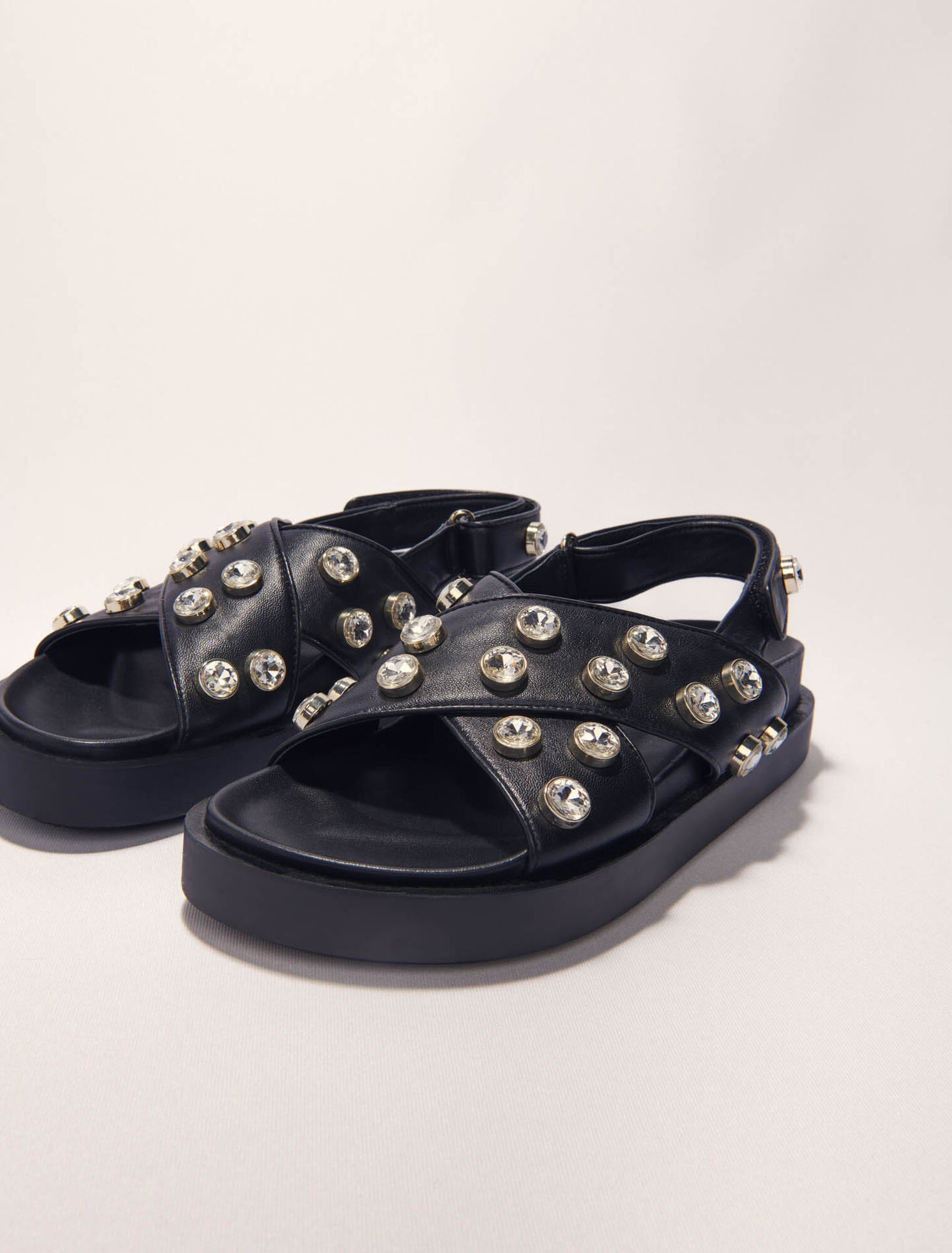 Sandalias de piel planas con strass