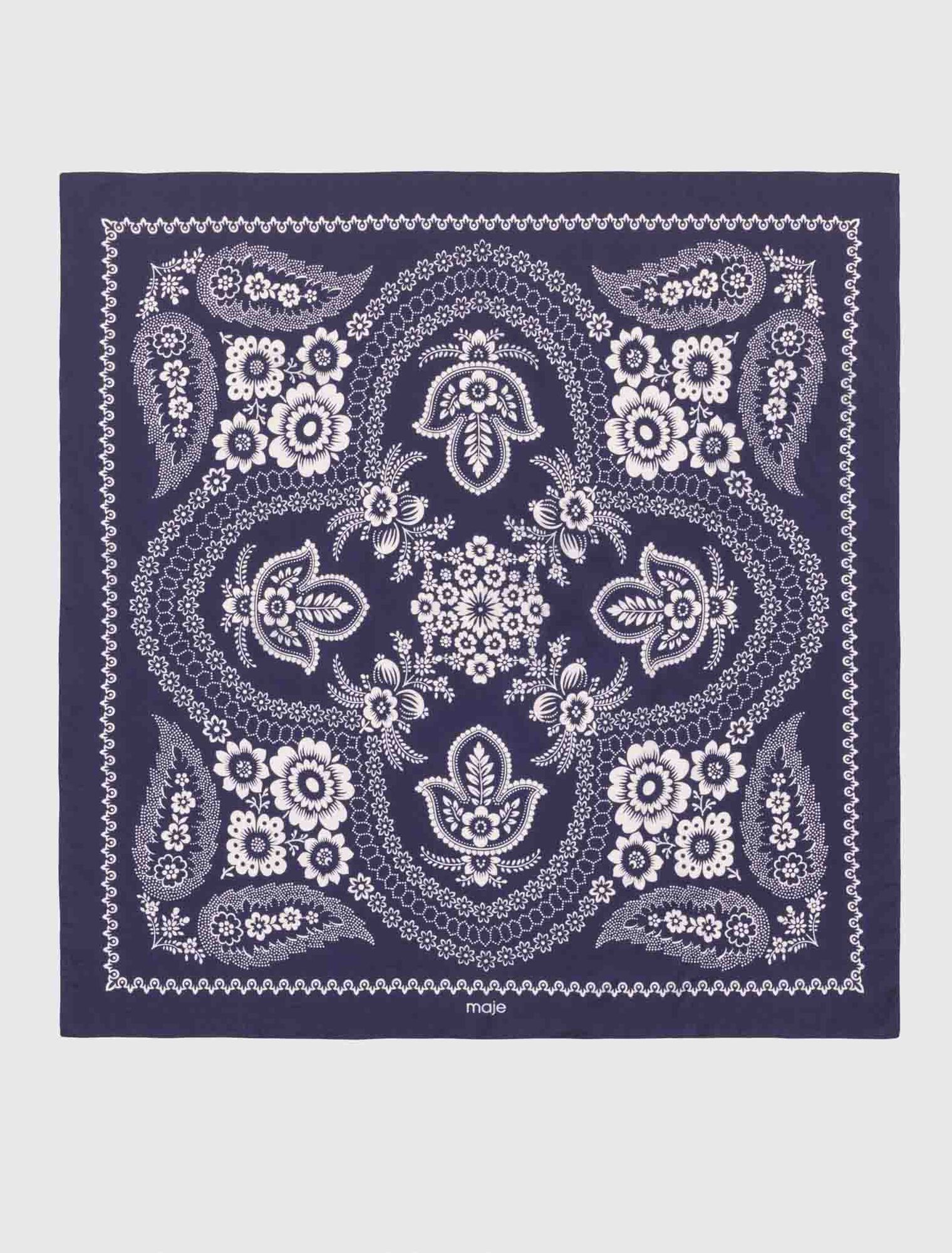 Pañuelo 90x90 de seda estampado